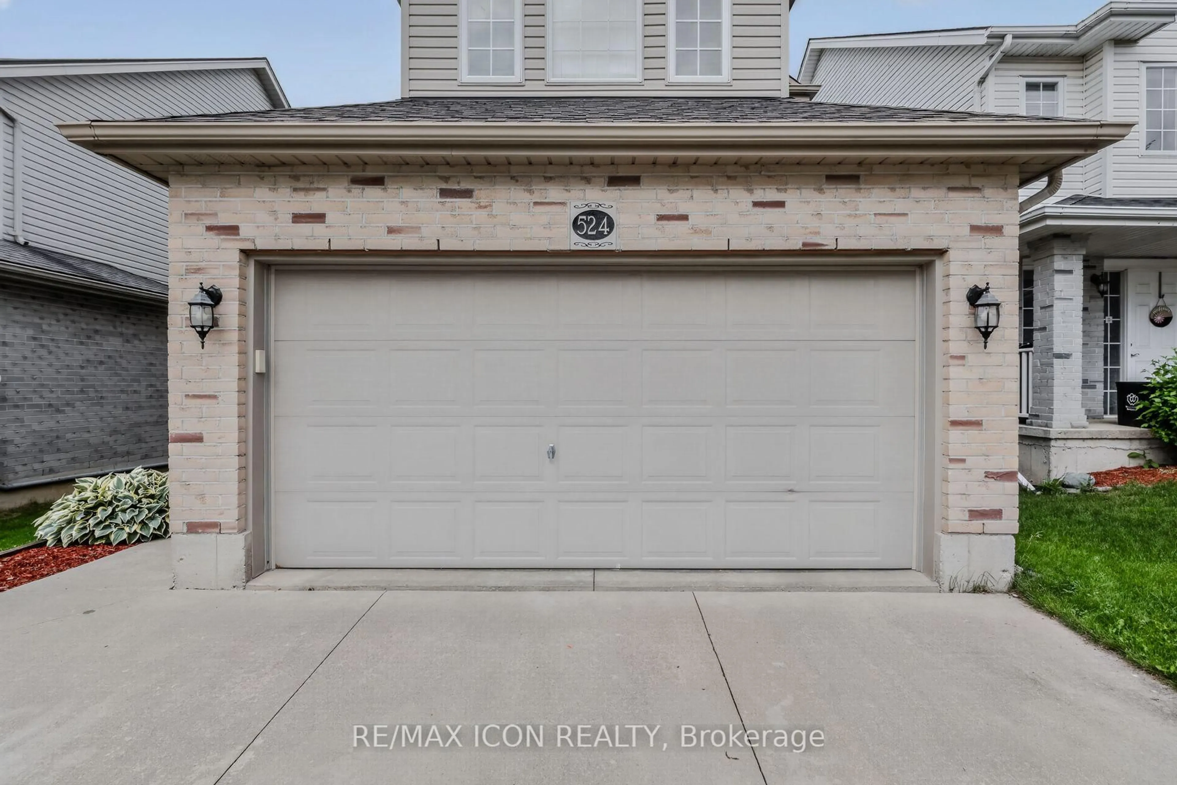 Indoor garage for 524 Ontario St, Woodstock Ontario N4V 1H2