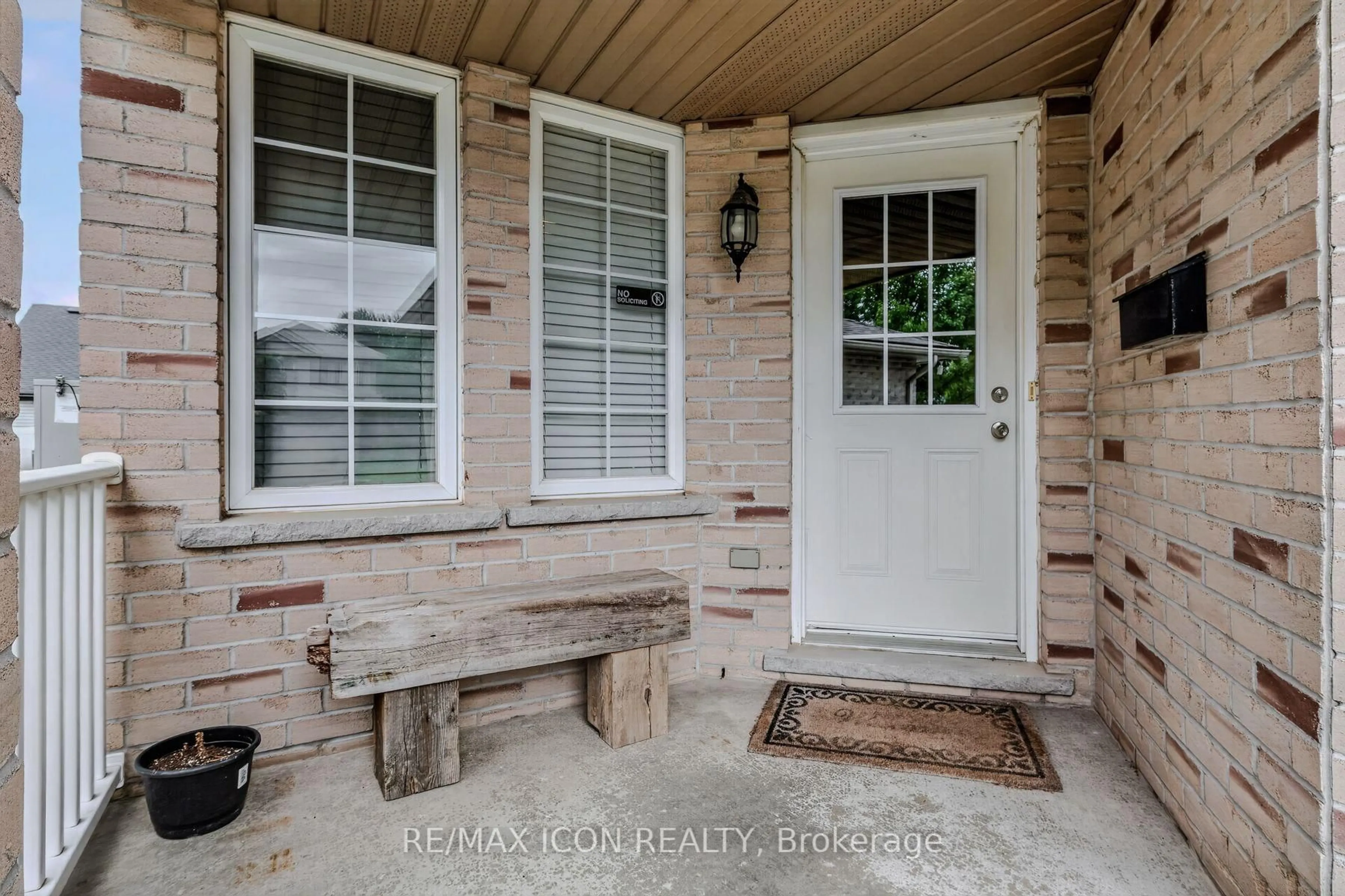 Indoor entryway for 524 Ontario St, Woodstock Ontario N4V 1H2