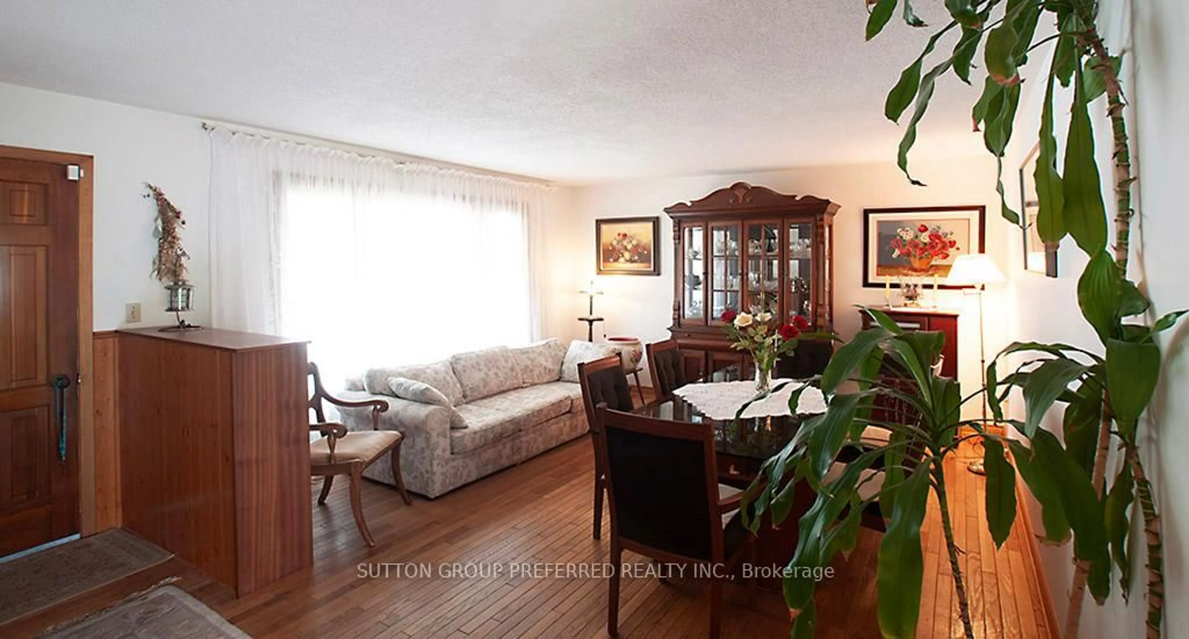 Dining room, wood/laminate floor for 802 Phyllis St, London South Ontario N6J 2Z5