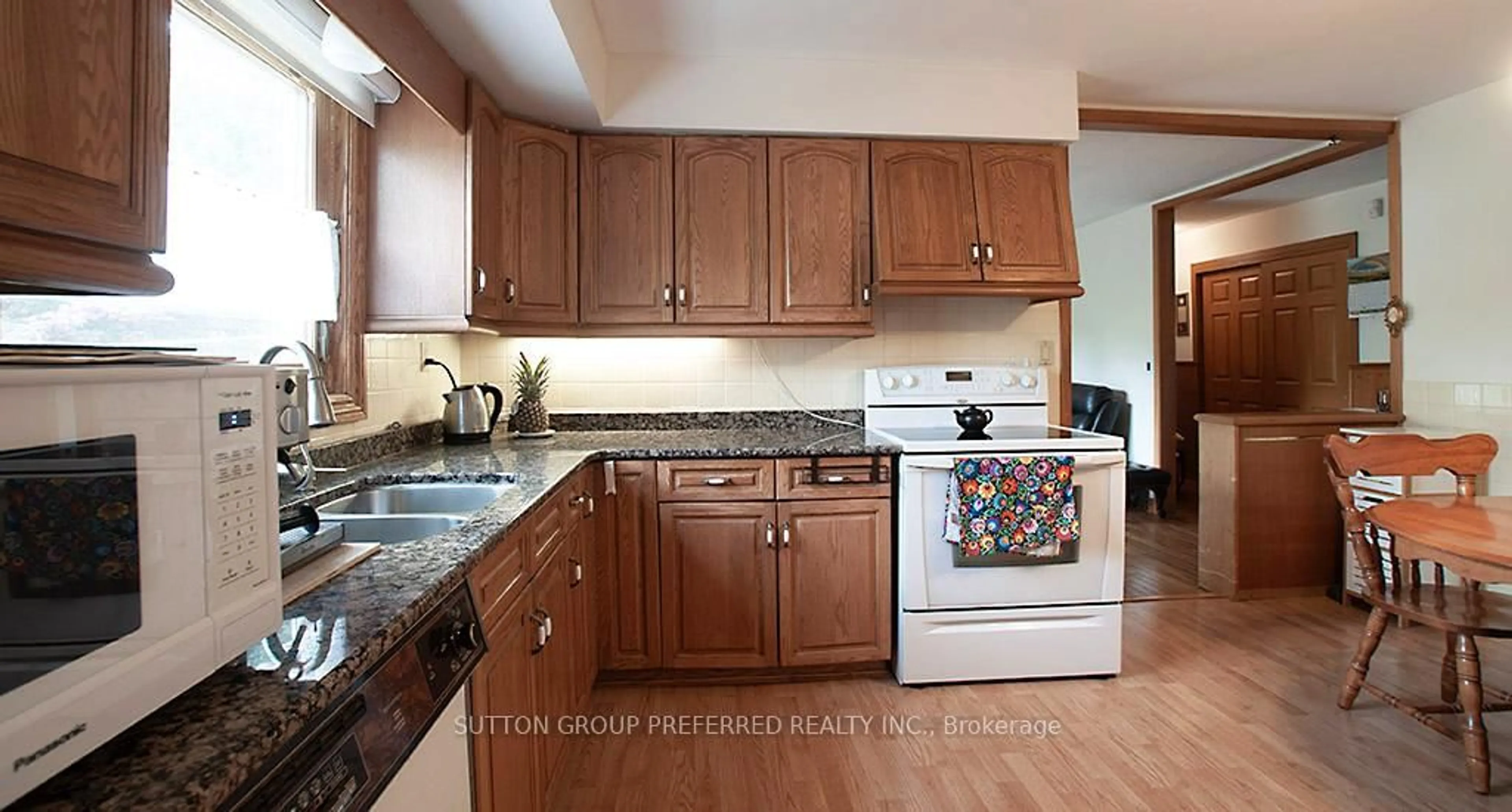 Standard kitchen, unknown for 802 Phyllis St, London South Ontario N6J 2Z5