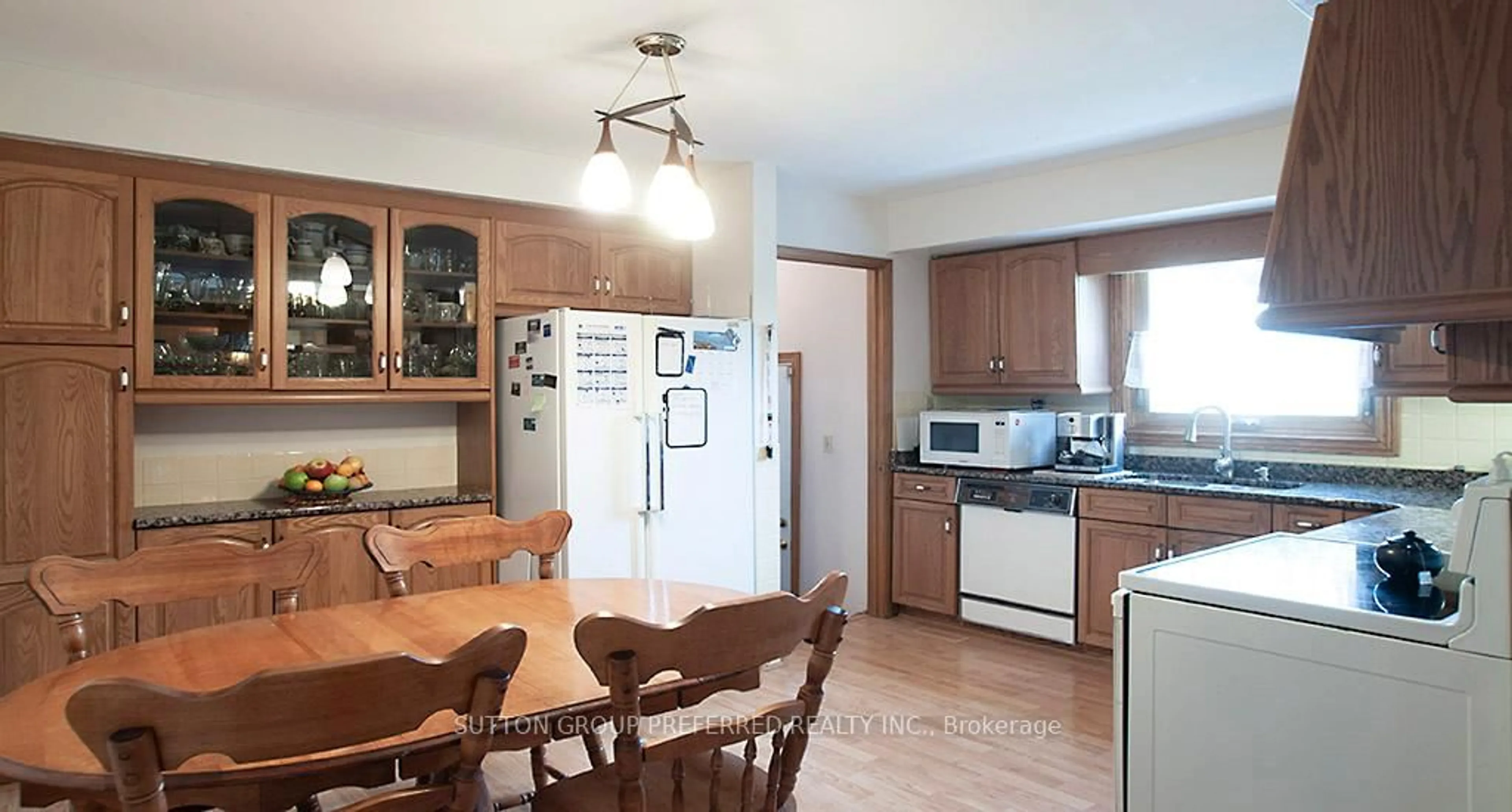Standard kitchen, wood/laminate floor for 802 Phyllis St, London South Ontario N6J 2Z5