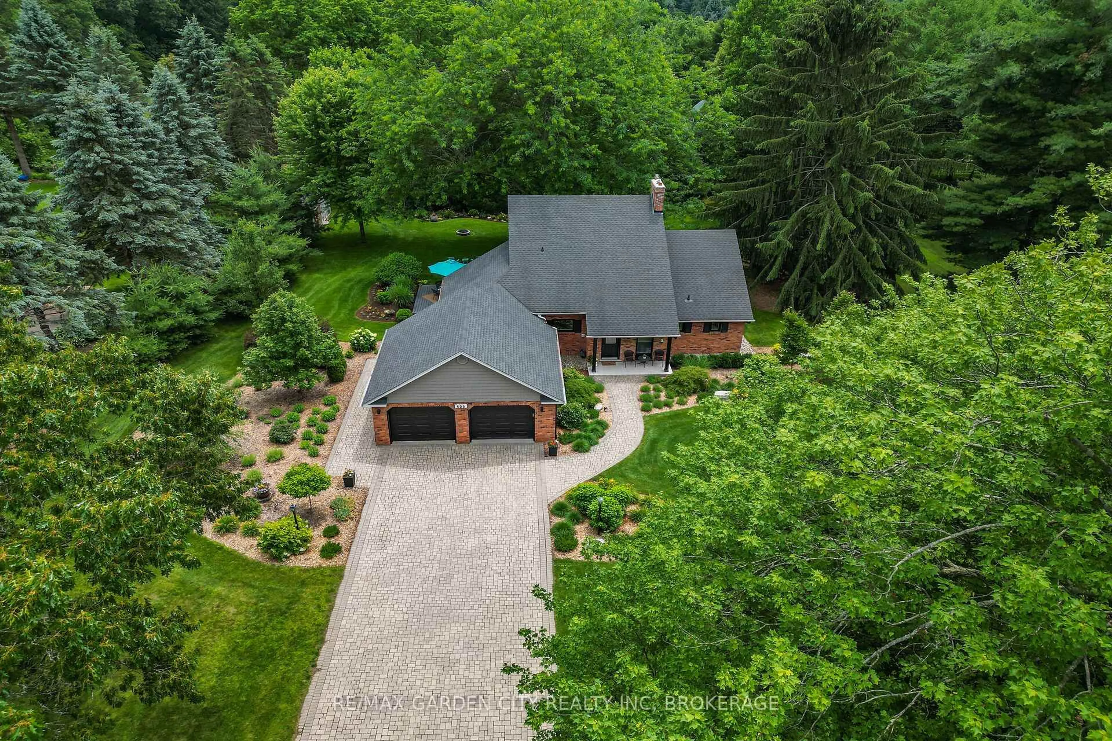 A pic from outside/outdoor area/front of a property/back of a property/a pic from drone, unknown for 656 Memorial Dr, Pelham Ontario L0S 1C0