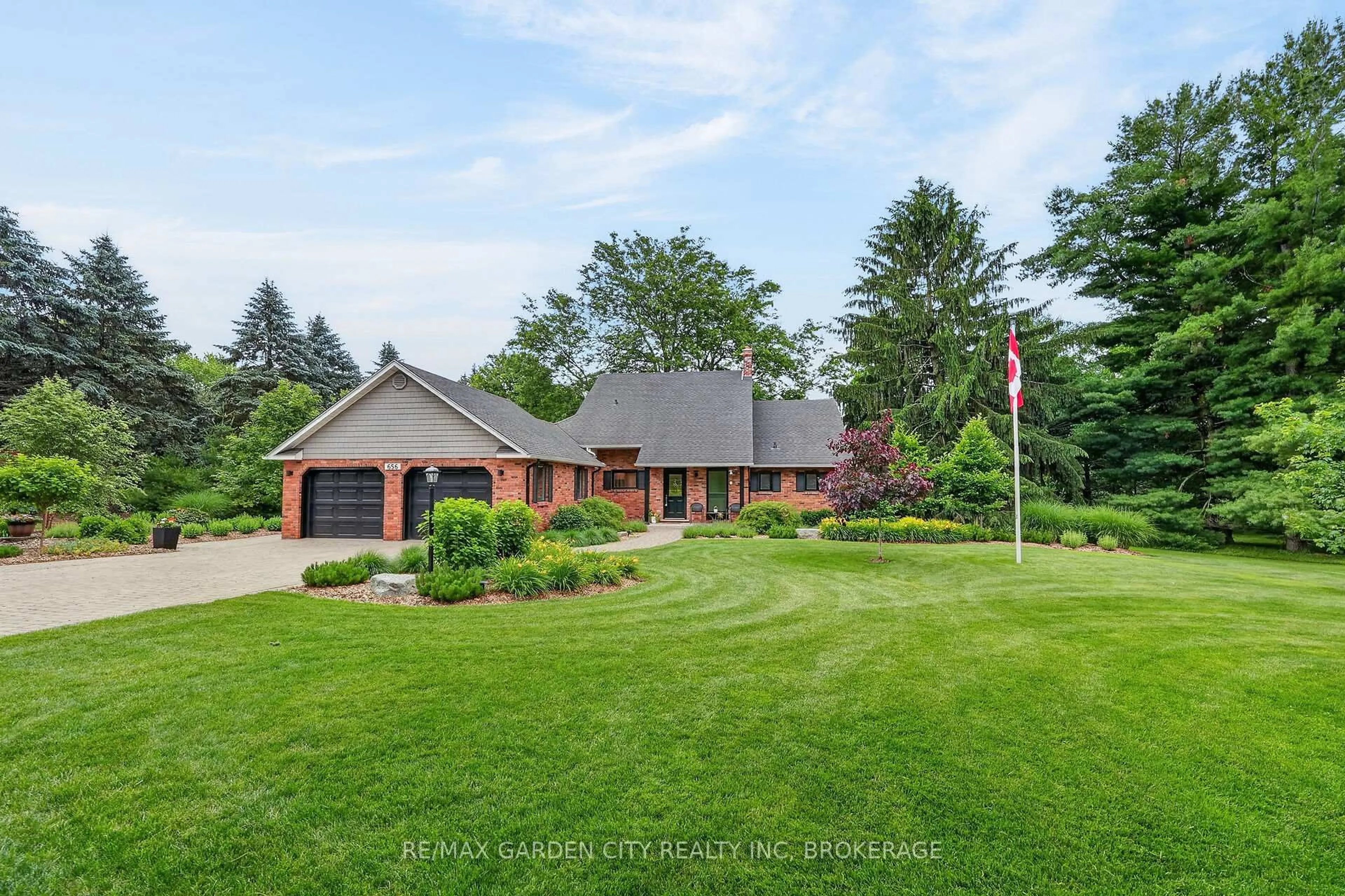 A pic from outside/outdoor area/front of a property/back of a property/a pic from drone, unknown for 656 Memorial Dr, Pelham Ontario L0S 1C0