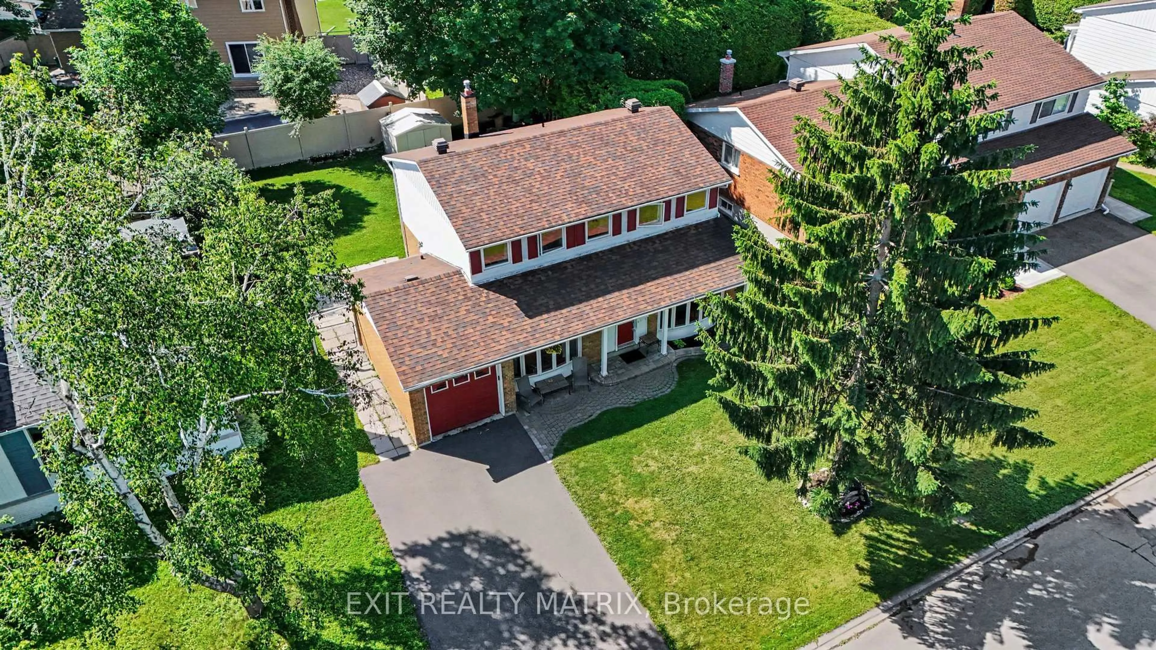 A pic from outside/outdoor area/front of a property/back of a property/a pic from drone, street for 18 Highpark Cres, Ottawa Ontario K1B 3G8