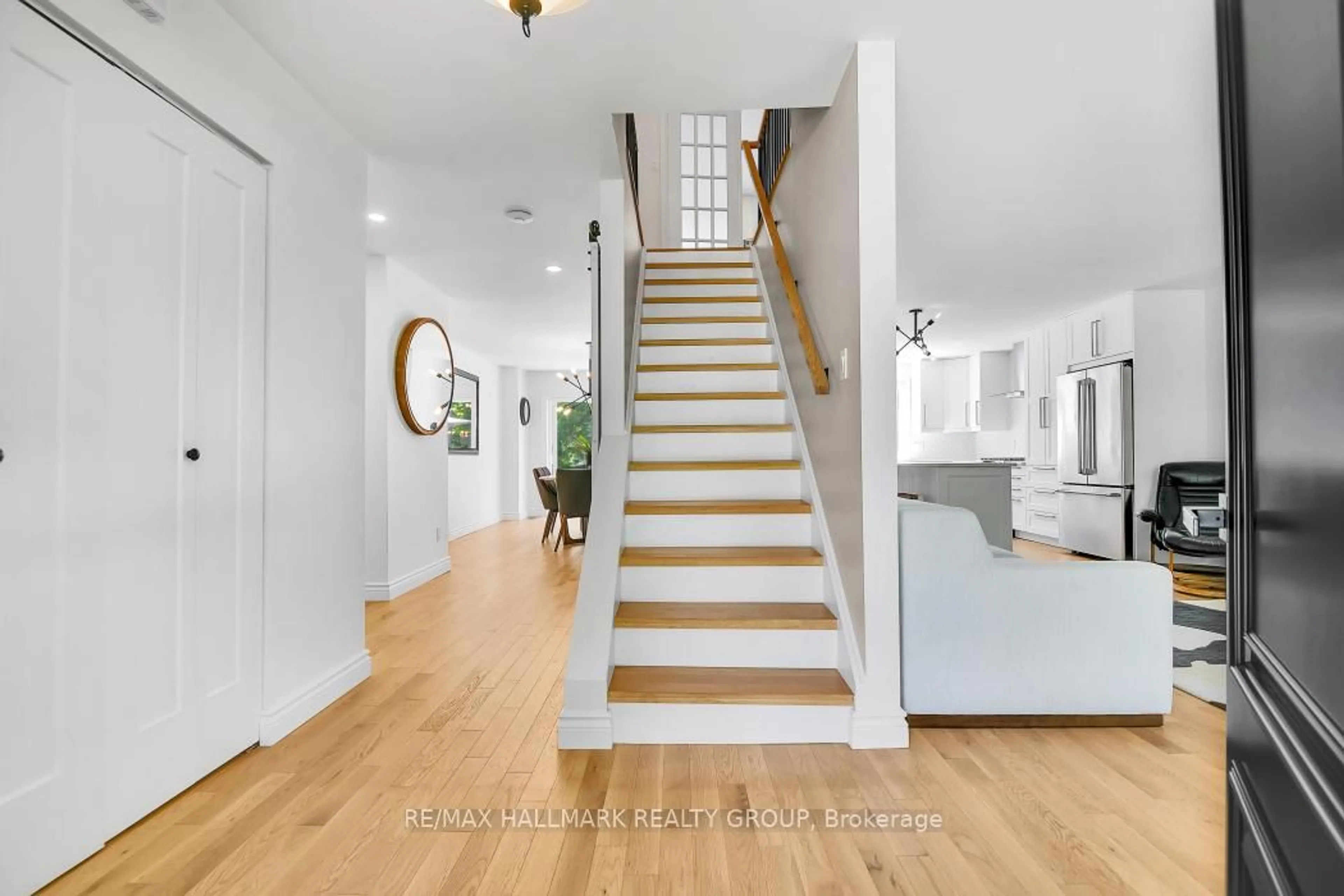 Indoor entryway for 2 Swans Way, Ottawa Ontario K1J 6J2