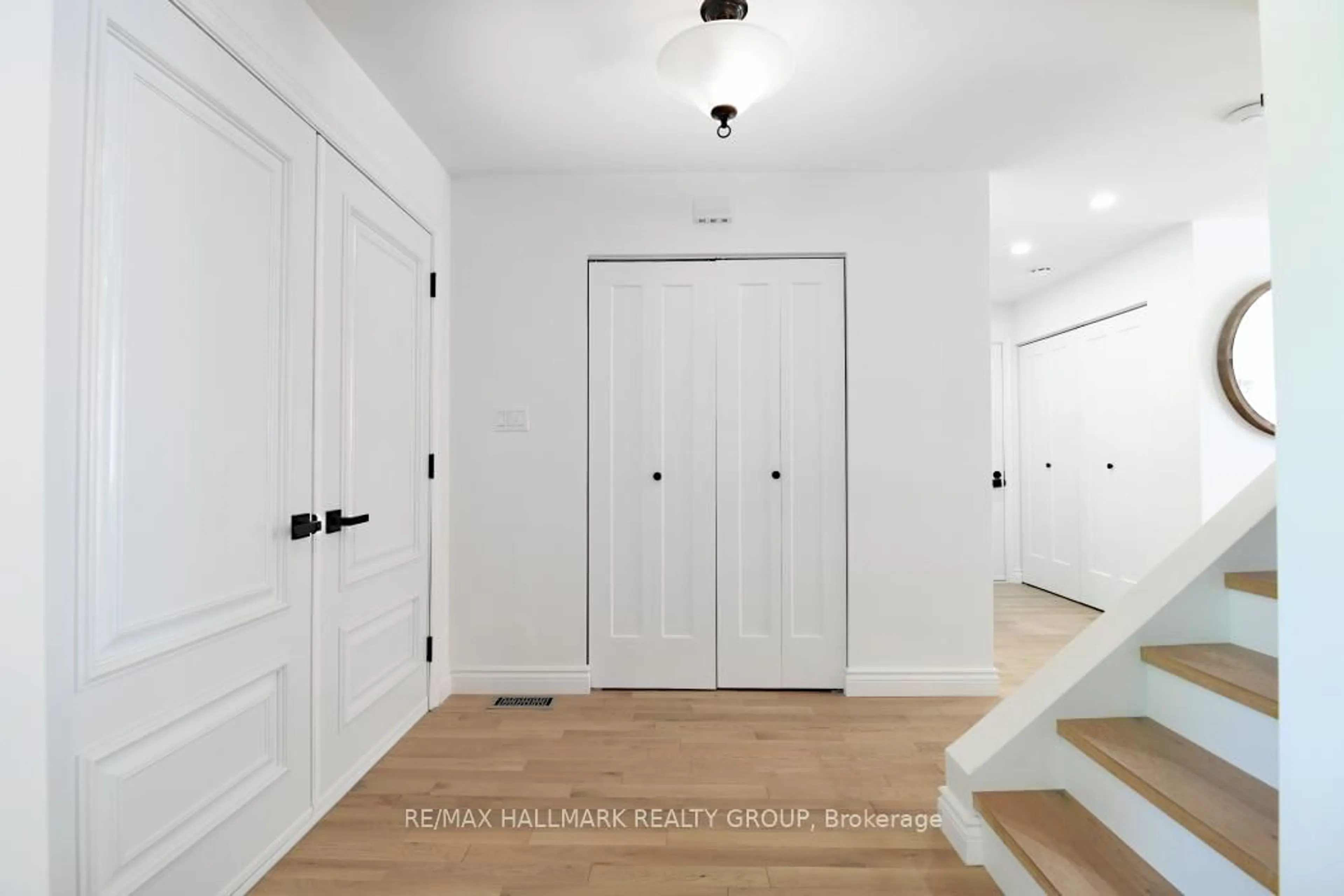 Indoor entryway for 2 Swans Way, Ottawa Ontario K1J 6J2