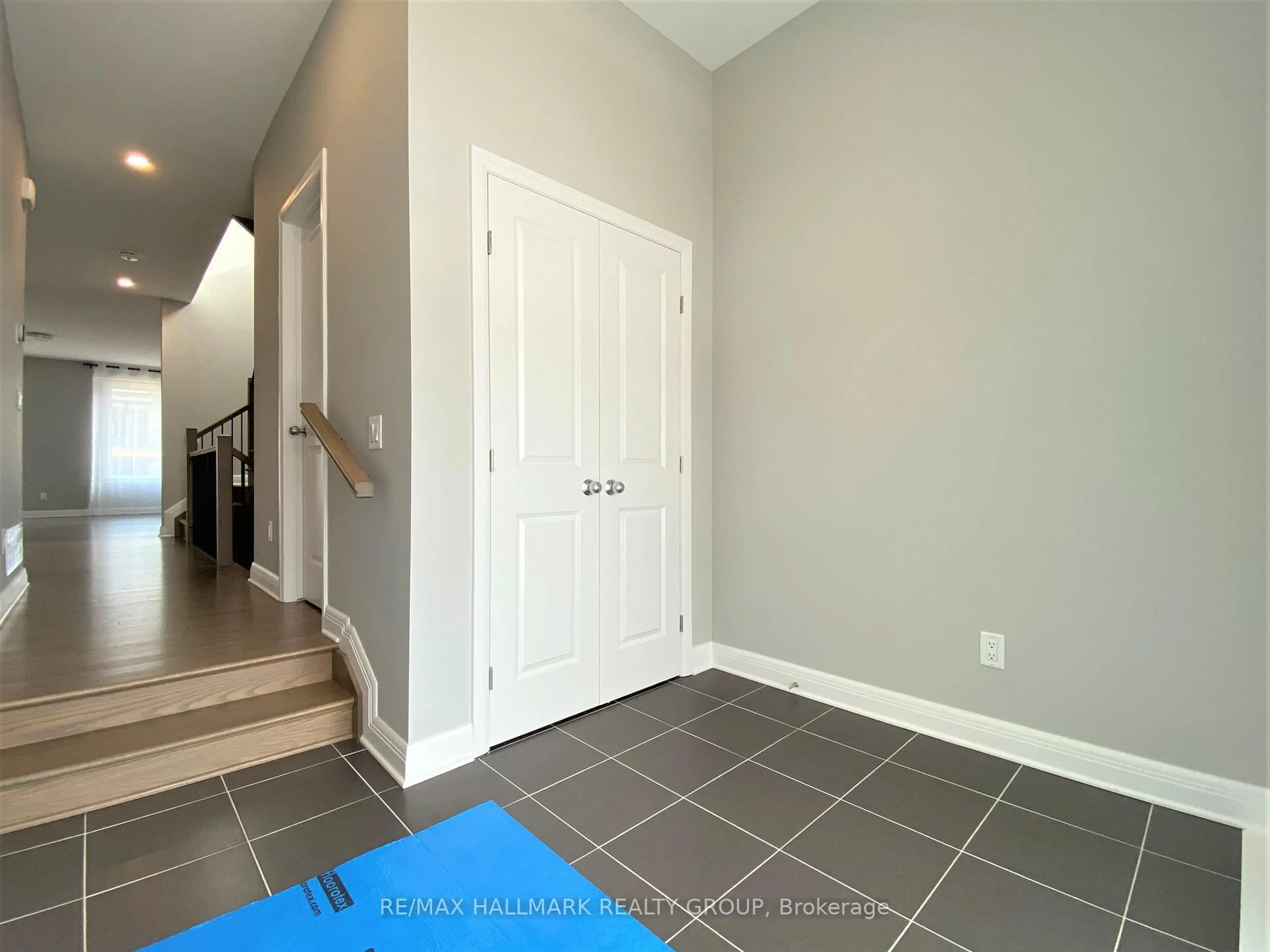 Indoor entryway for 72 MICHAEL STOQUA St, Ottawa Ontario K1K 5A2