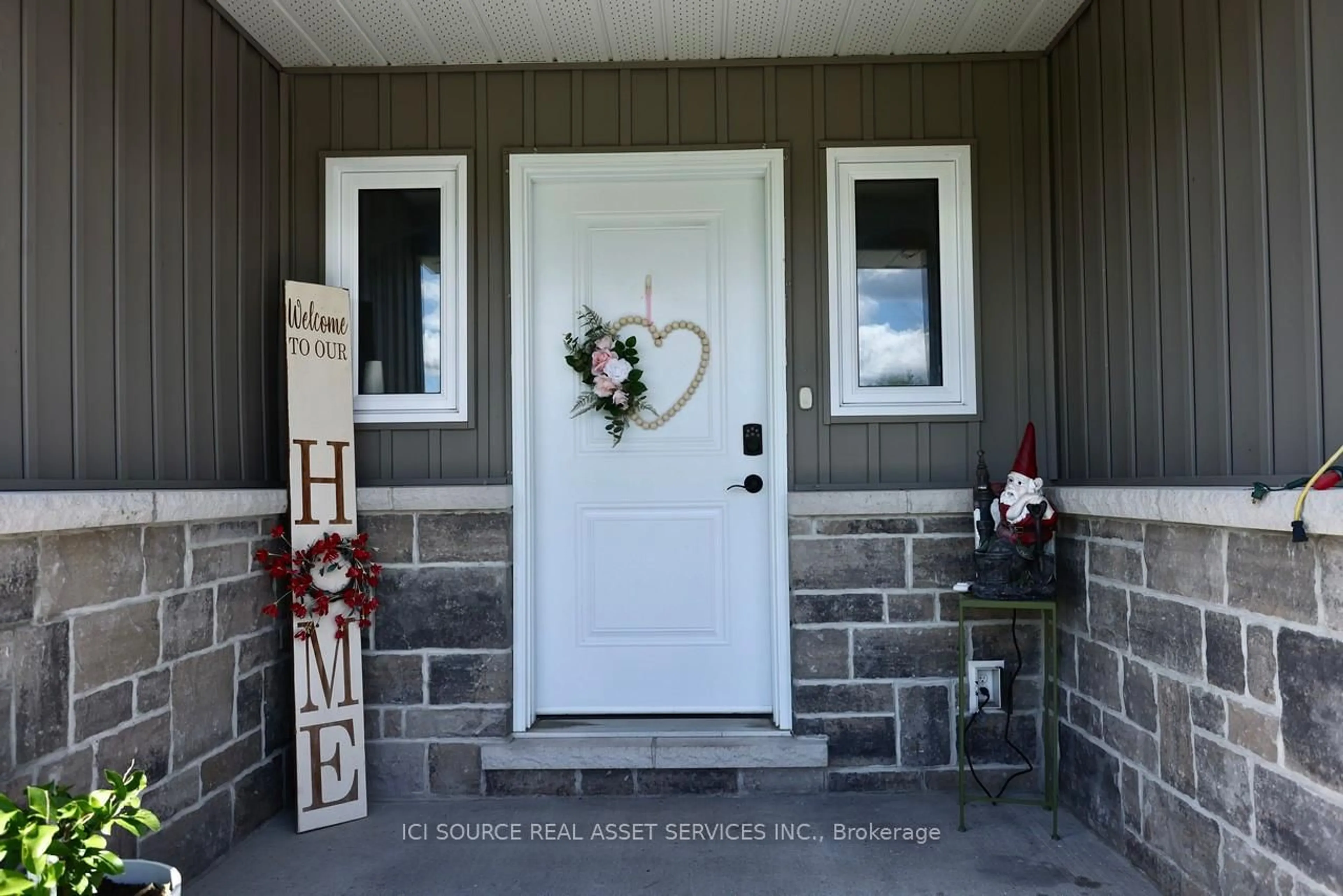 Indoor entryway for 1611 Harmony Rd, Corbyville Ontario K0K 1V0