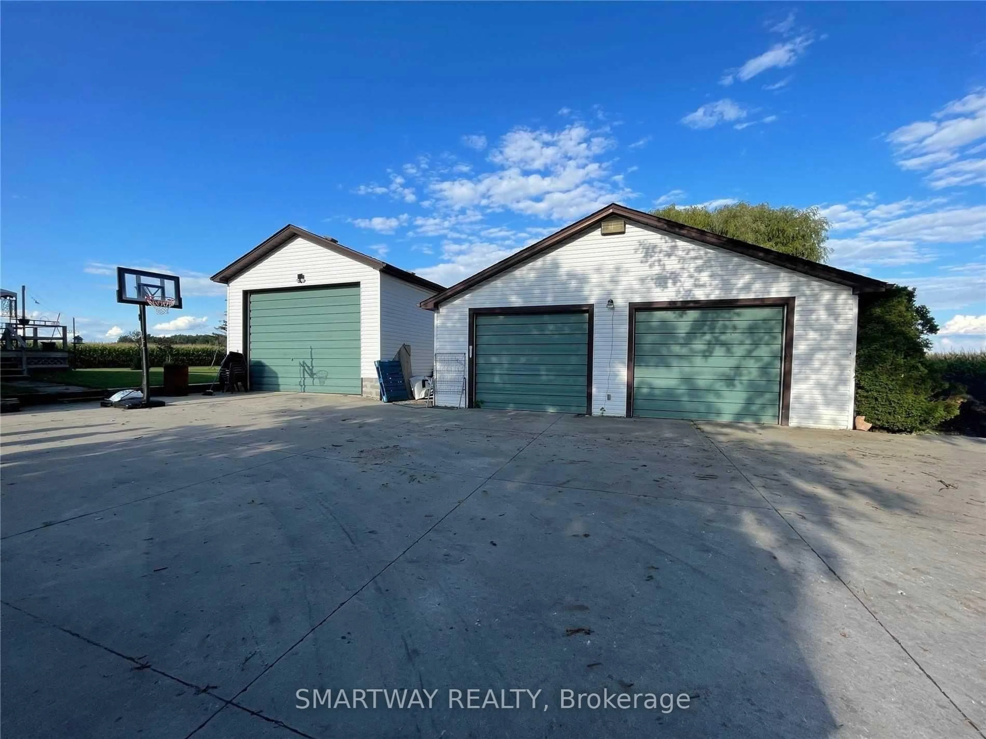 A pic from outside/outdoor area/front of a property/back of a property/a pic from drone, street for 21436 Highbury Ave, London North Ontario N0M 1C0