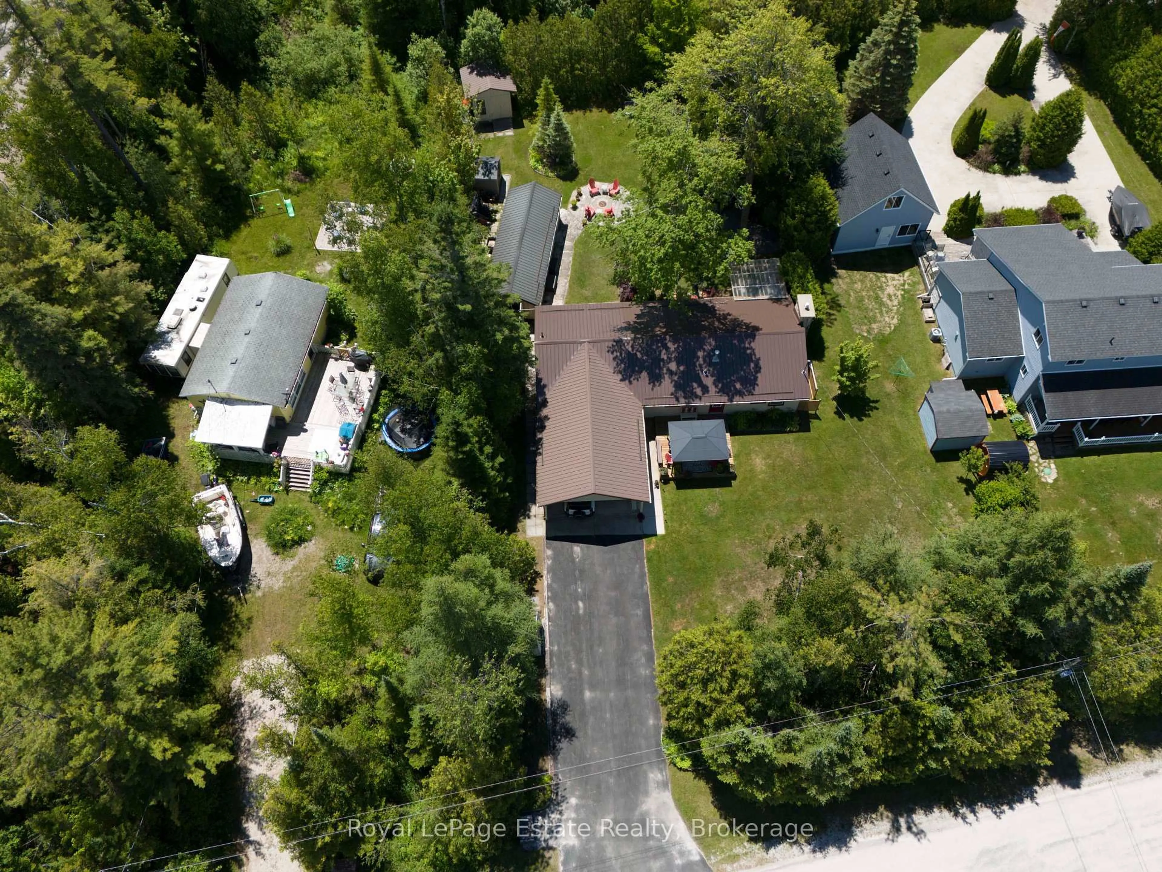 A pic from outside/outdoor area/front of a property/back of a property/a pic from drone, street for 326 Lindsay St, South Bruce Peninsula Ontario N0H 2G0