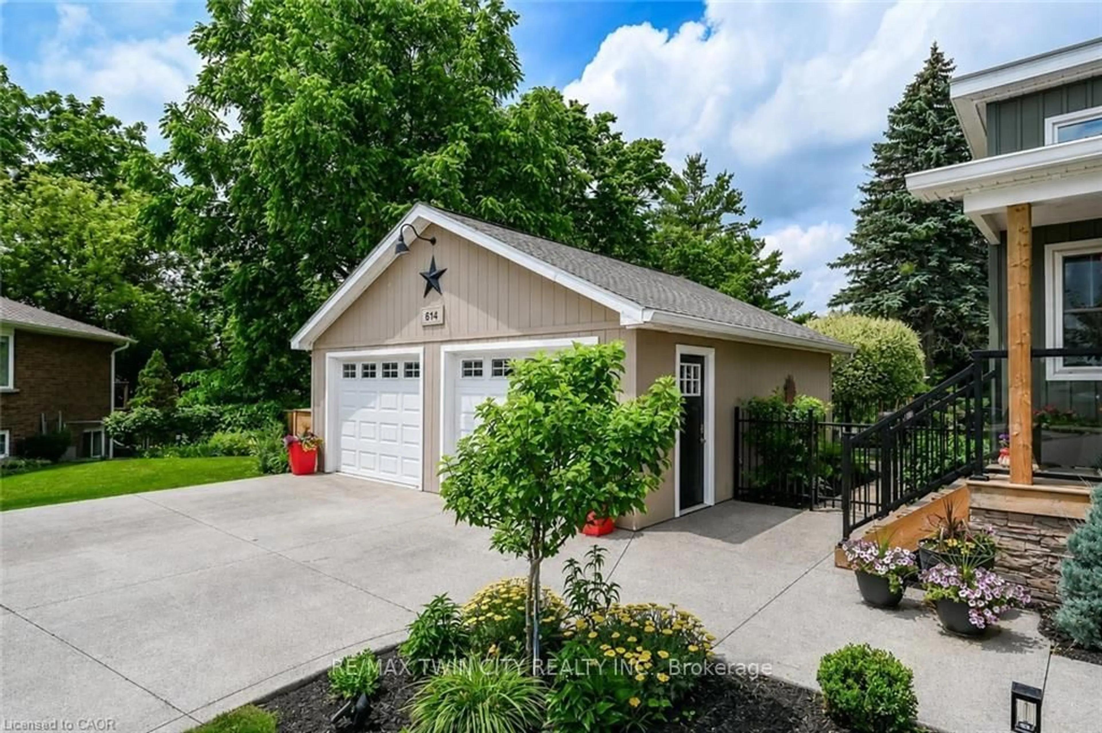 Indoor garage for 614 Frederick St, Cambridge Ontario N3H 2A3