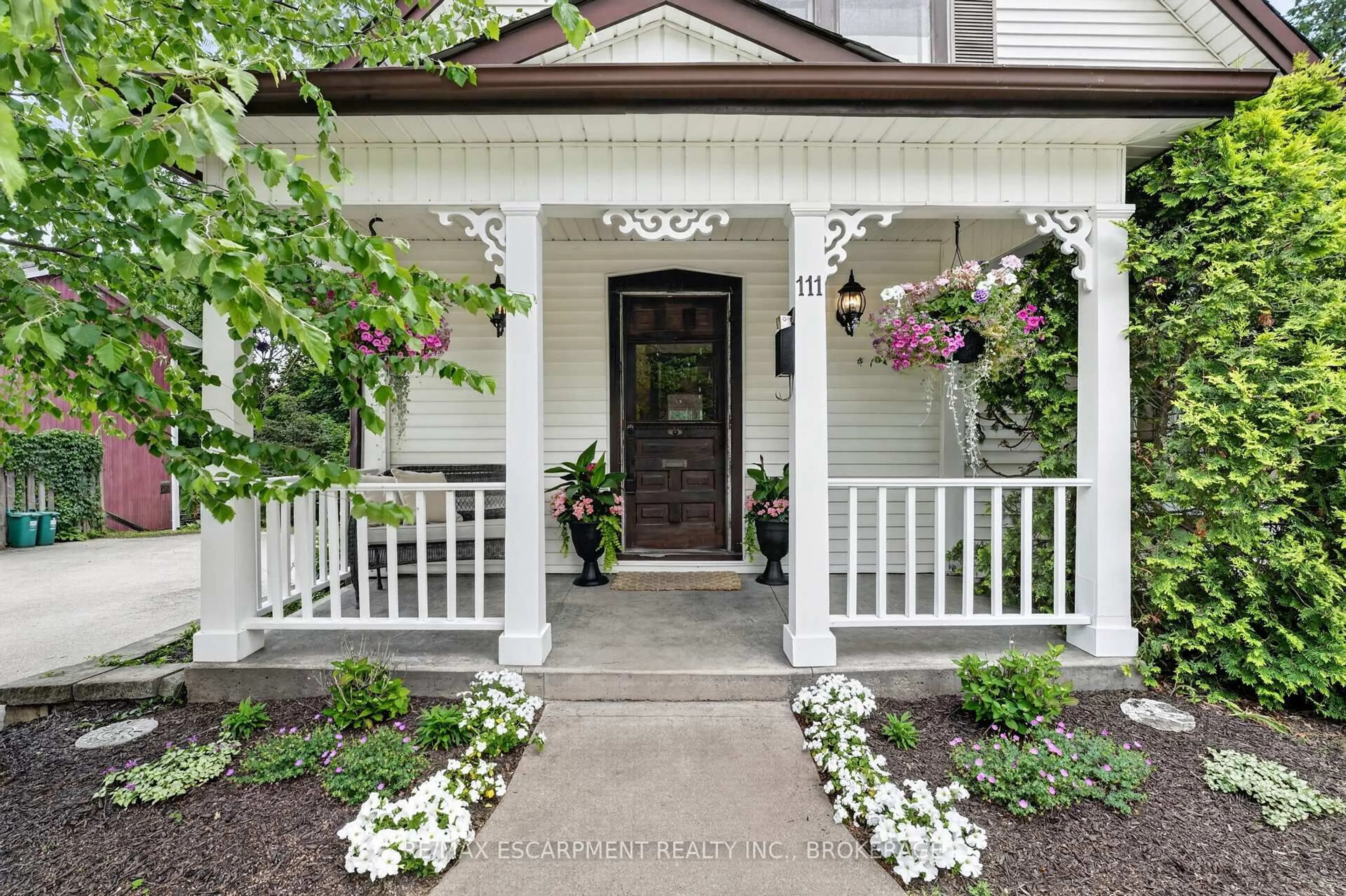 Indoor entryway for 111 Main St, Grimsby Ontario L3M 1R5