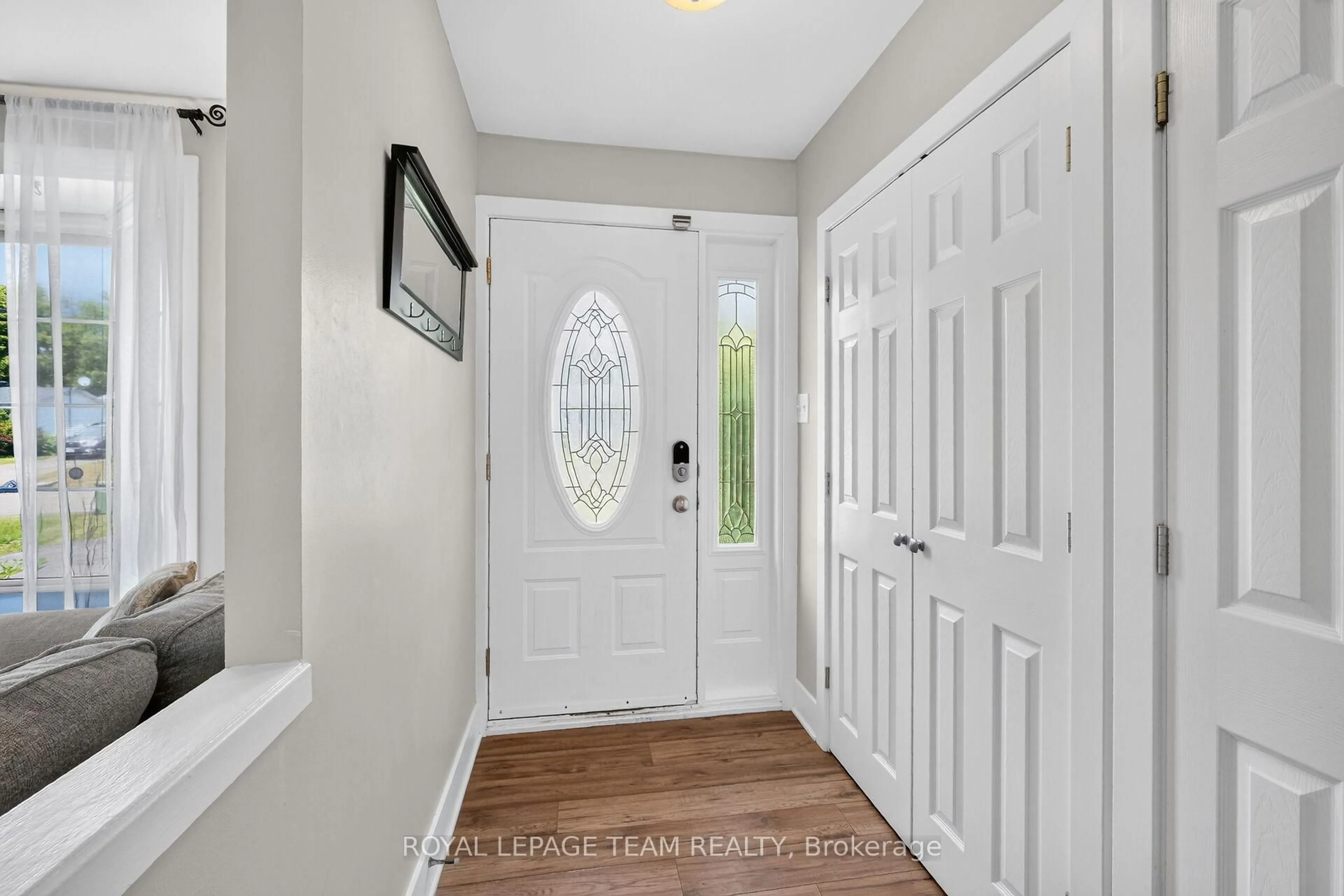 Indoor entryway for 2 Whisperwood St, Munster Ontario K0A 3P0