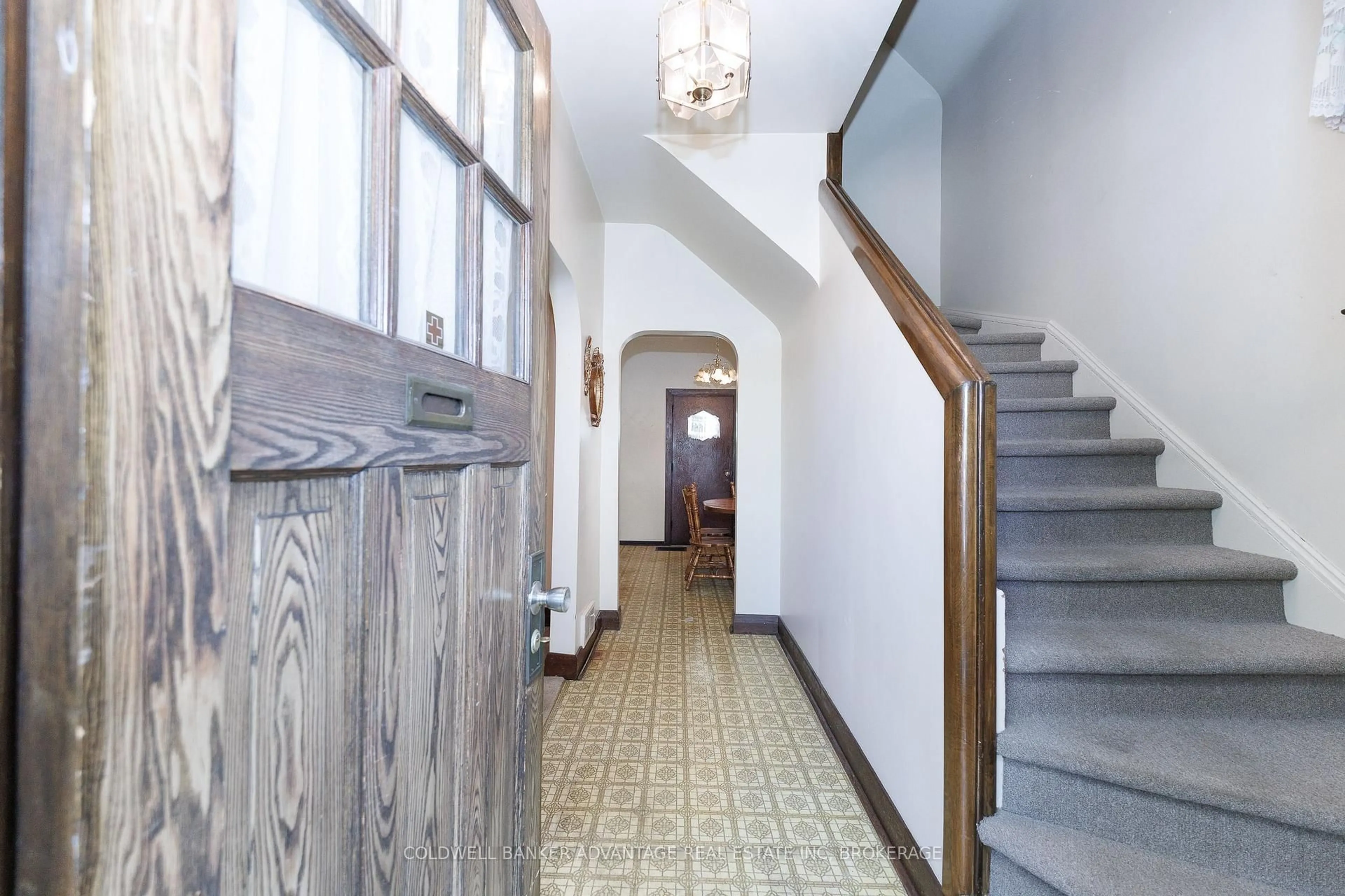 Indoor foyer for 48 Empire St, Welland Ontario L3B 2L4