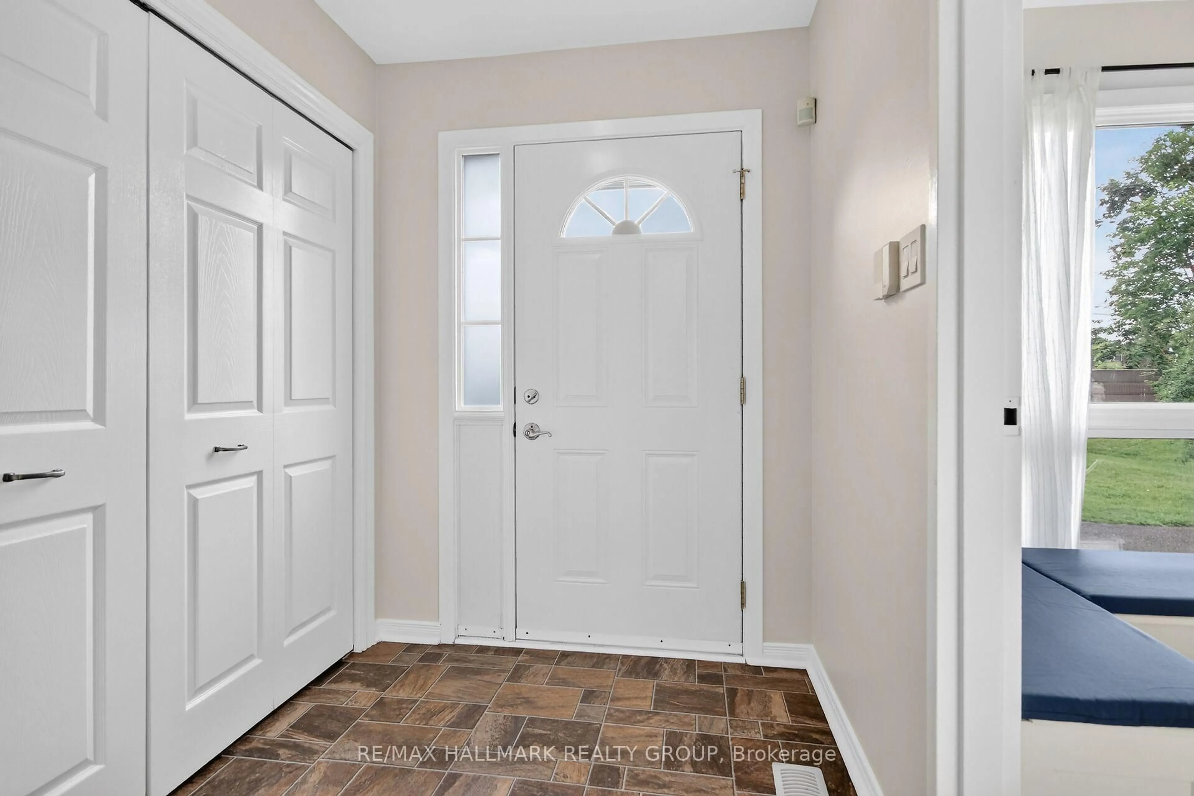 Indoor entryway for 840 Cahill Dr #29, Ottawa Ontario K1V 9K5