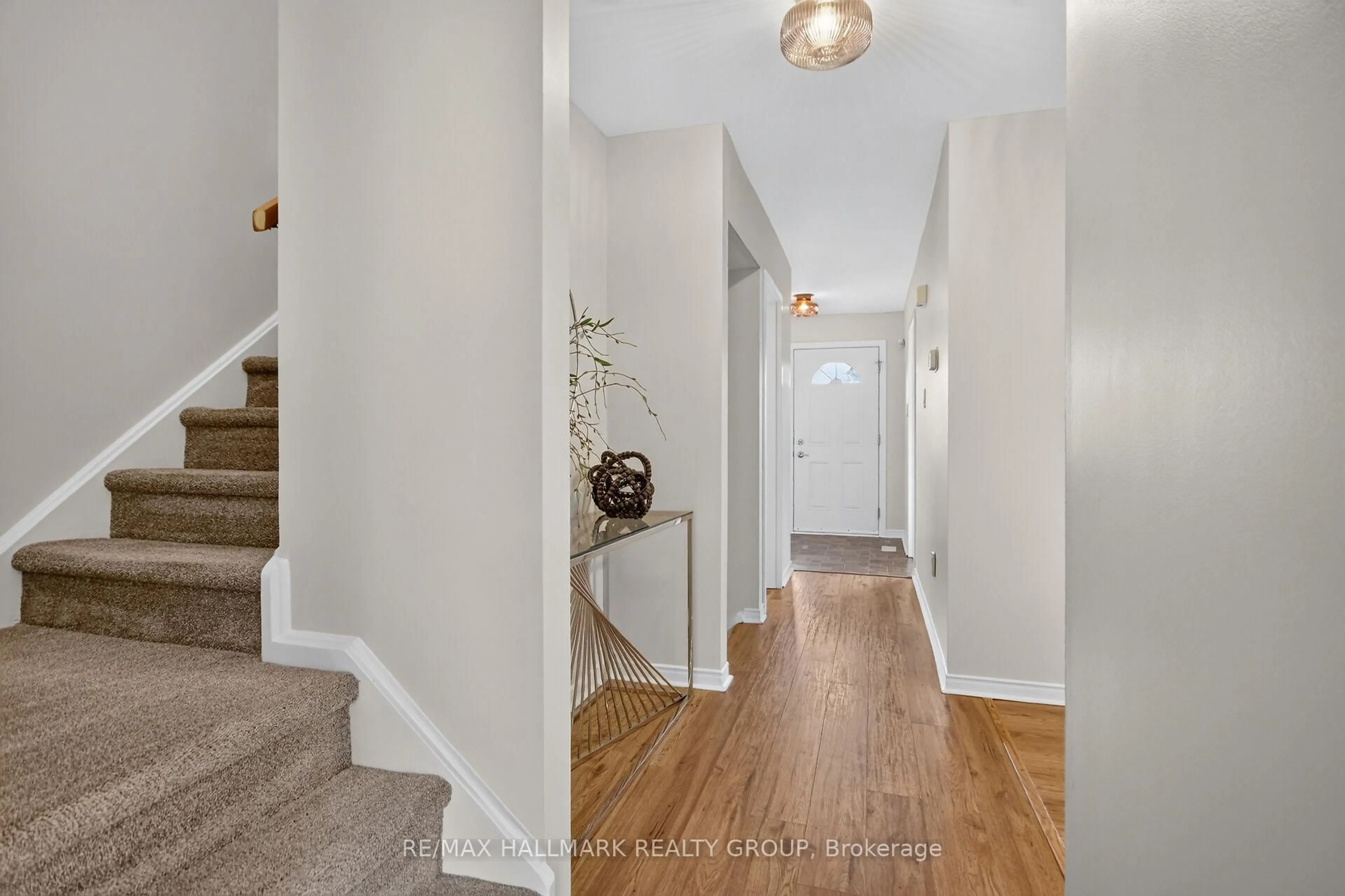 Indoor entryway for 840 Cahill Dr #29, Ottawa Ontario K1V 9K5