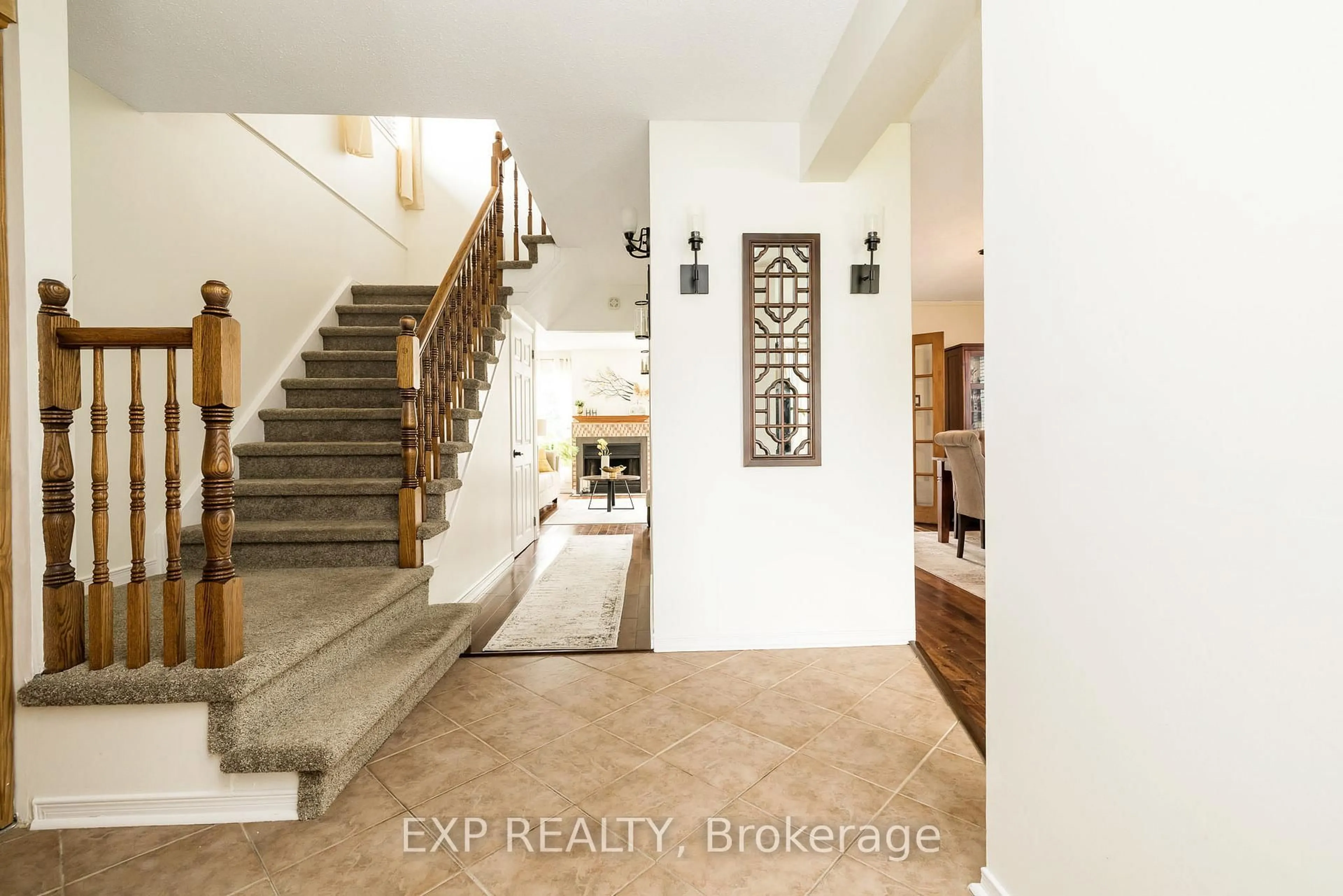 Indoor entryway for 26 Vesta St, Ottawa Ontario K2J 3Y9