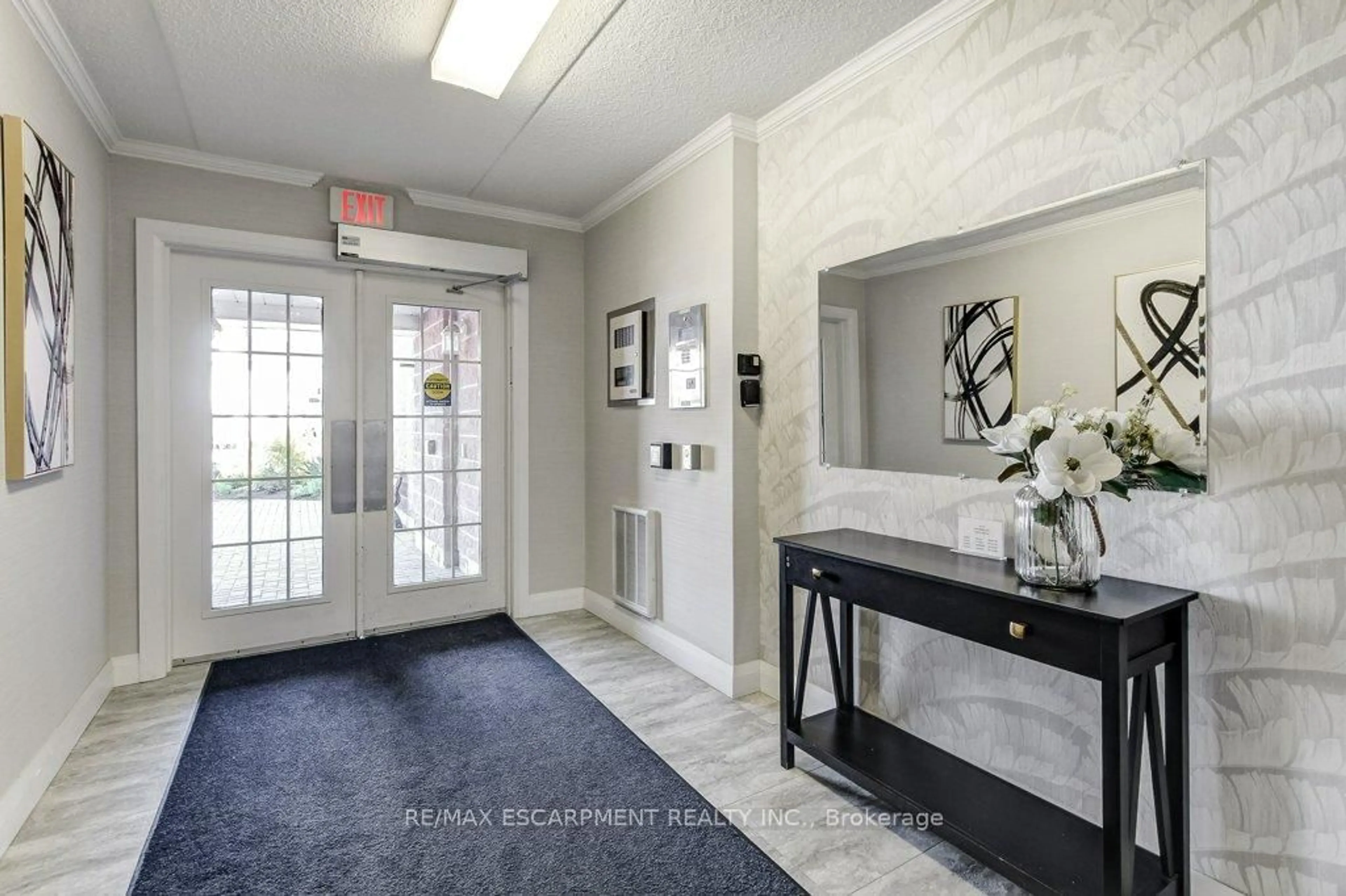 Indoor foyer for 500 Silverbirch Blvd #203, Hamilton Ontario L0R 1W0