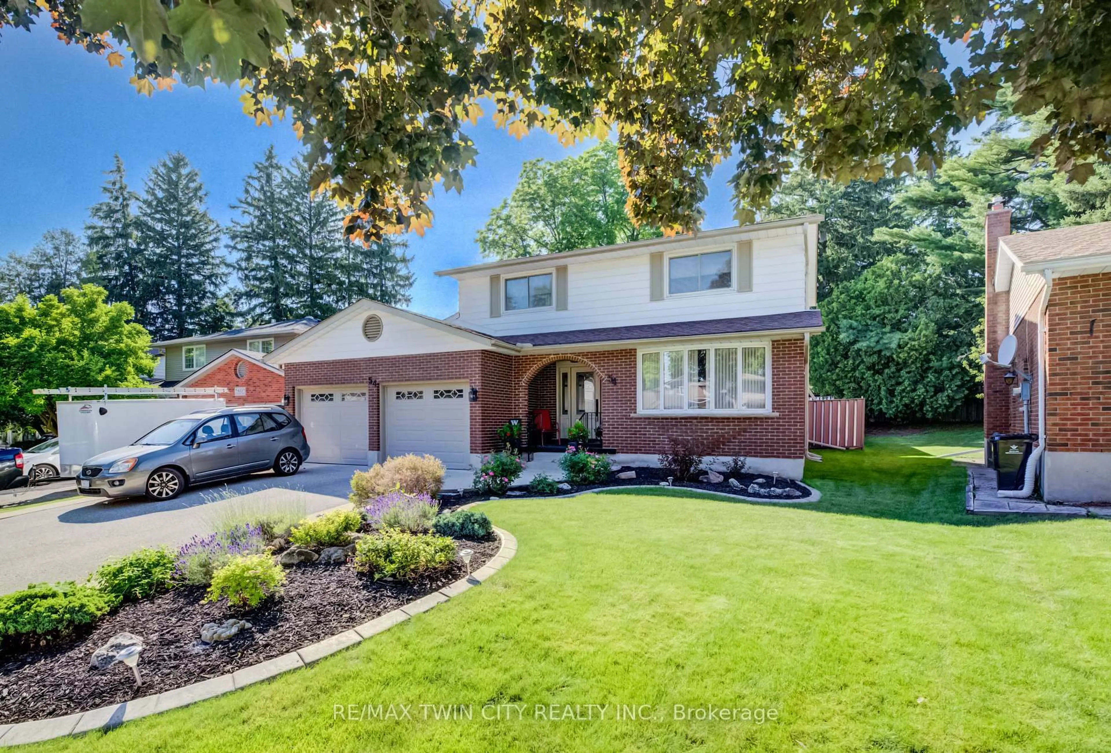 Home with brick exterior material, street for 54 Stonegate Dr, Kitchener Ontario N2A 2Z1