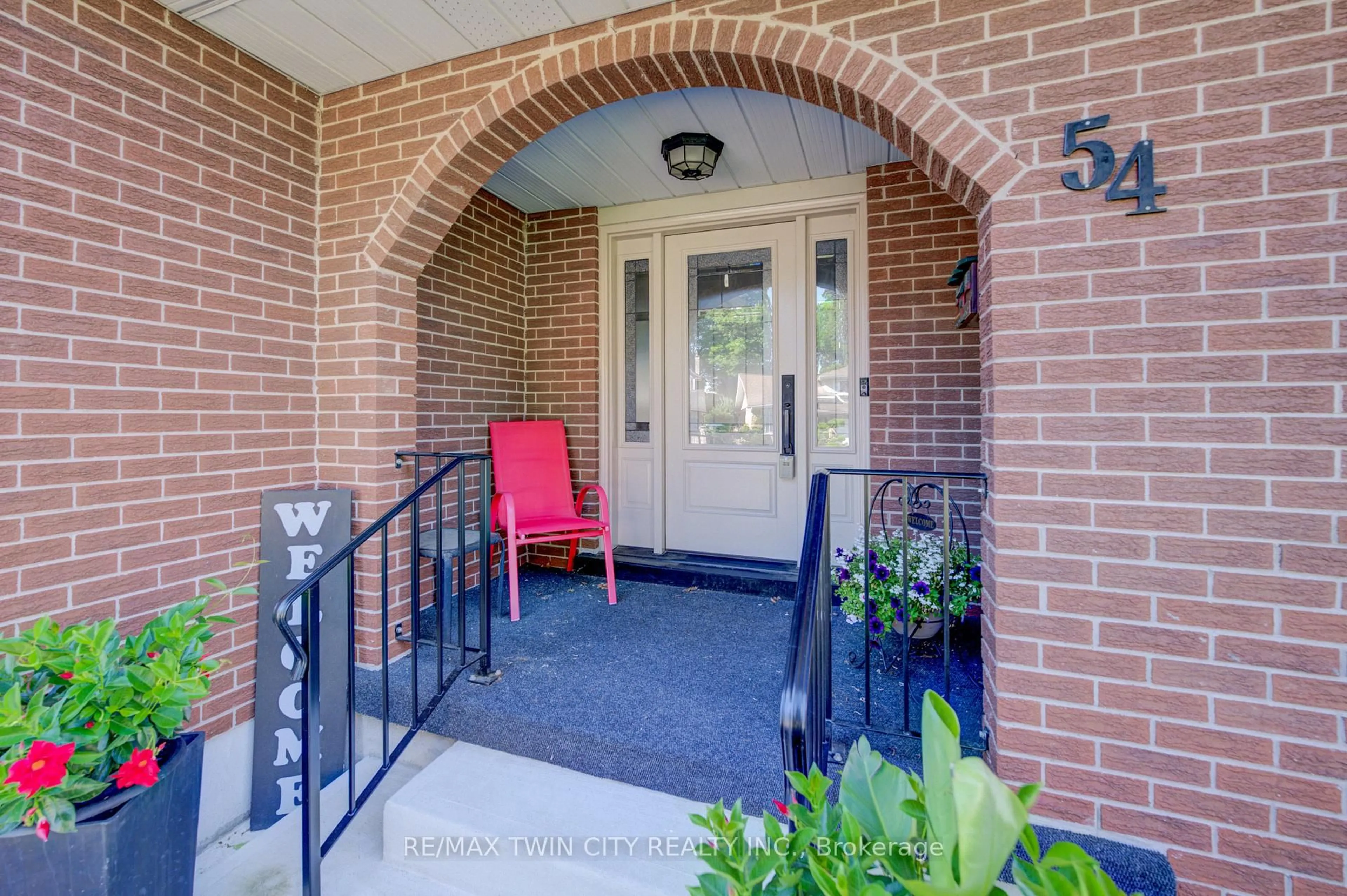 Indoor entryway for 54 Stonegate Dr, Kitchener Ontario N2A 2Z1