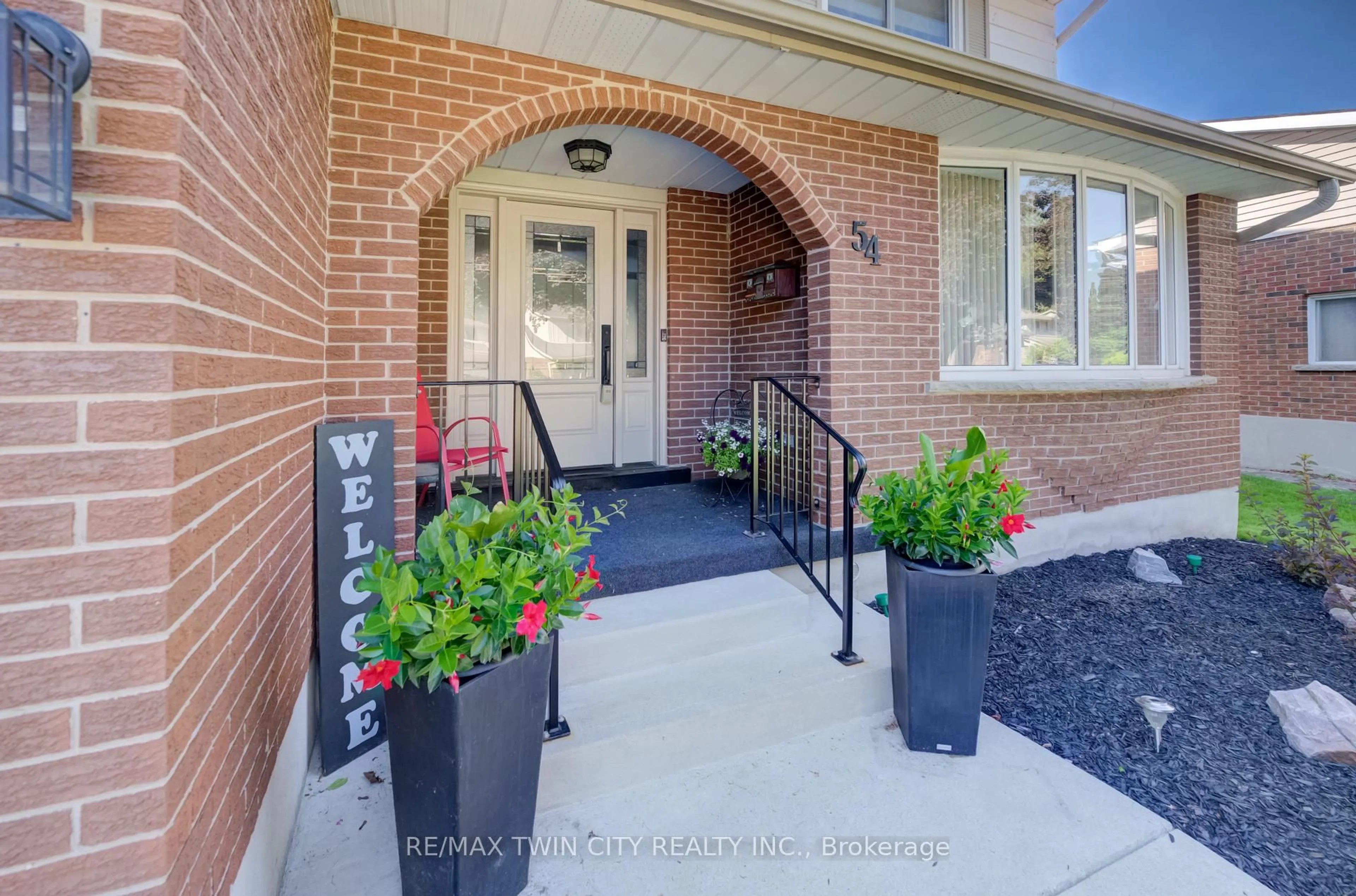 Indoor entryway for 54 Stonegate Dr, Kitchener Ontario N2A 2Z1