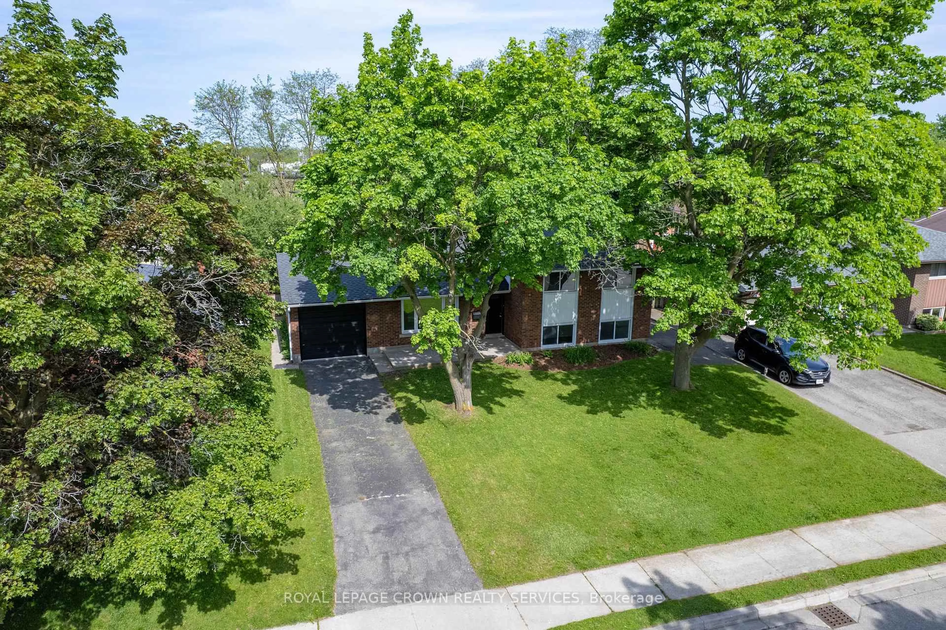 A pic from outside/outdoor area/front of a property/back of a property/a pic from drone, street for 19 Taylor Ave, Cambridge Ontario N1R 5M1