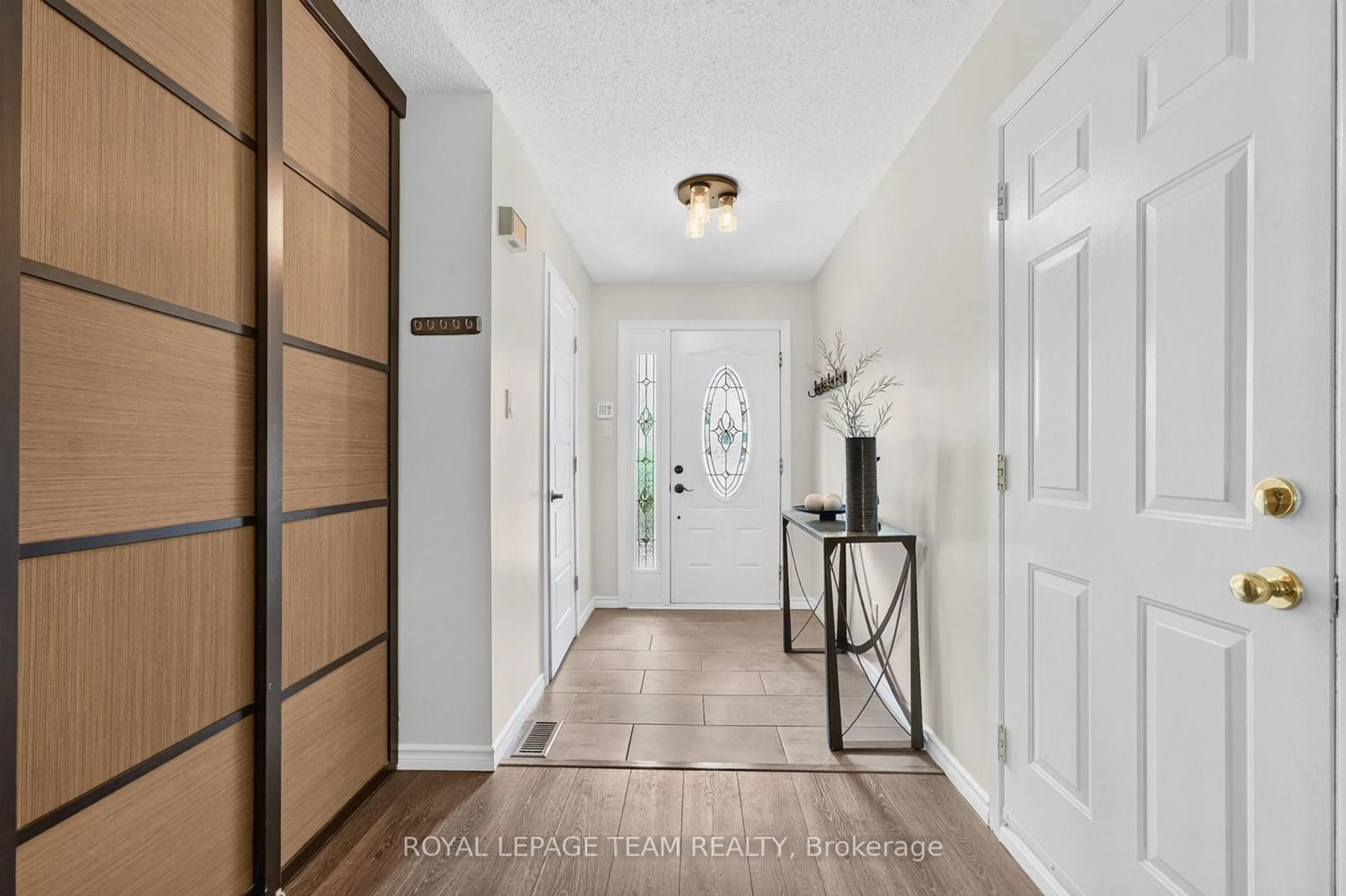 Indoor entryway for 121 Cedarock Dr, Ottawa Ontario K2M 2H5