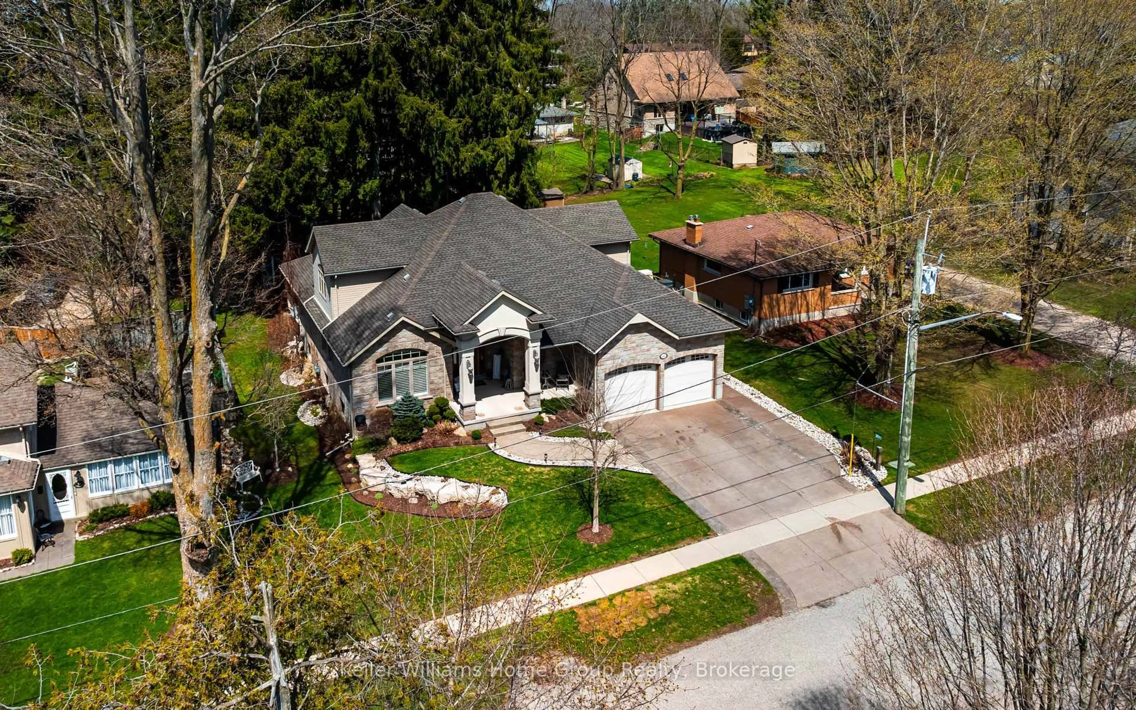 A pic from outside/outdoor area/front of a property/back of a property/a pic from drone, street for 40 Sophia St, Centre Wellington Ontario N0B 1S0