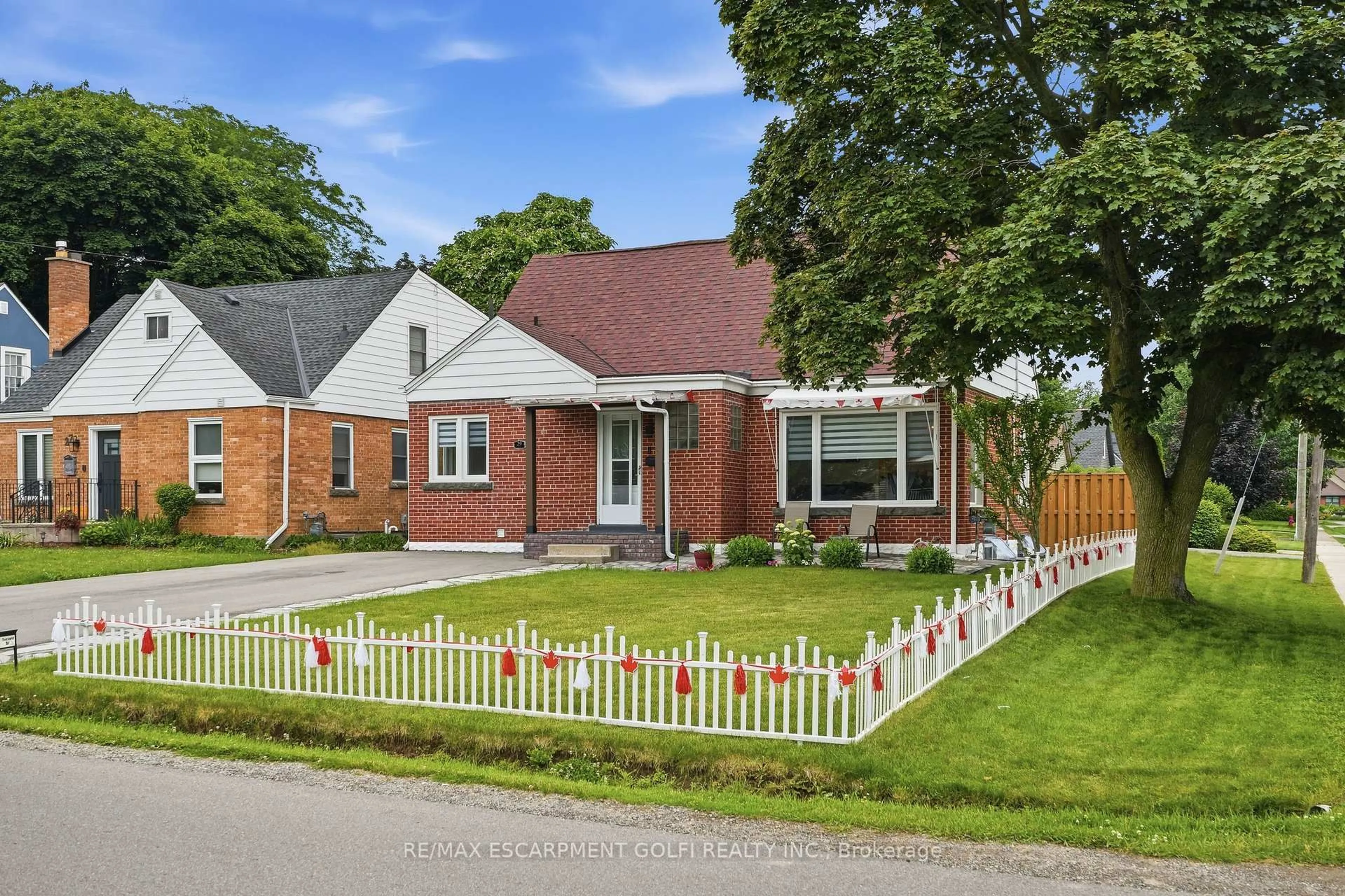Home with brick exterior material, street for 29 Second St, Hamilton Ontario L8G 1Y8