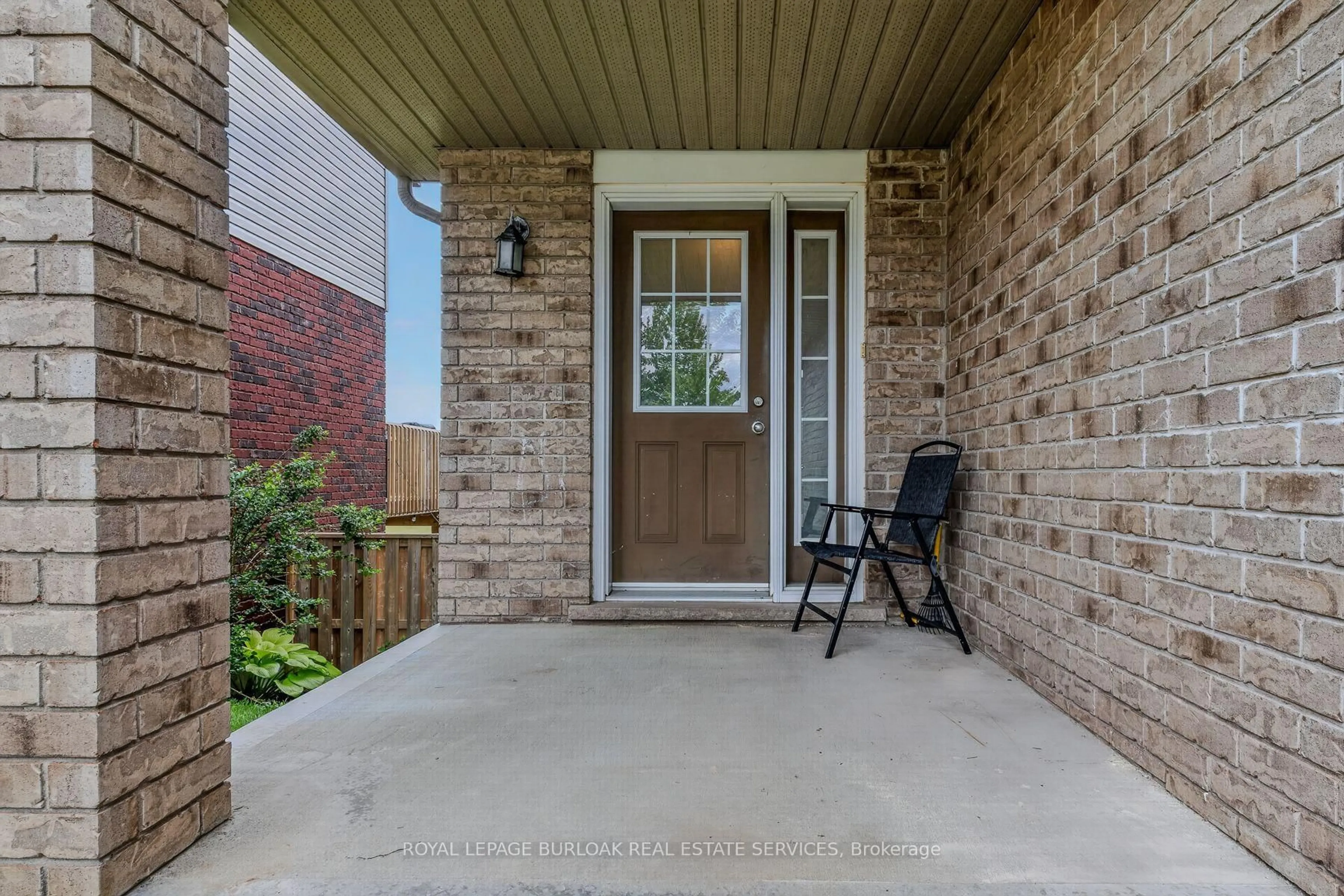 Indoor entryway for 571 Champlain Ave, Woodstock Ontario N4V 0A6