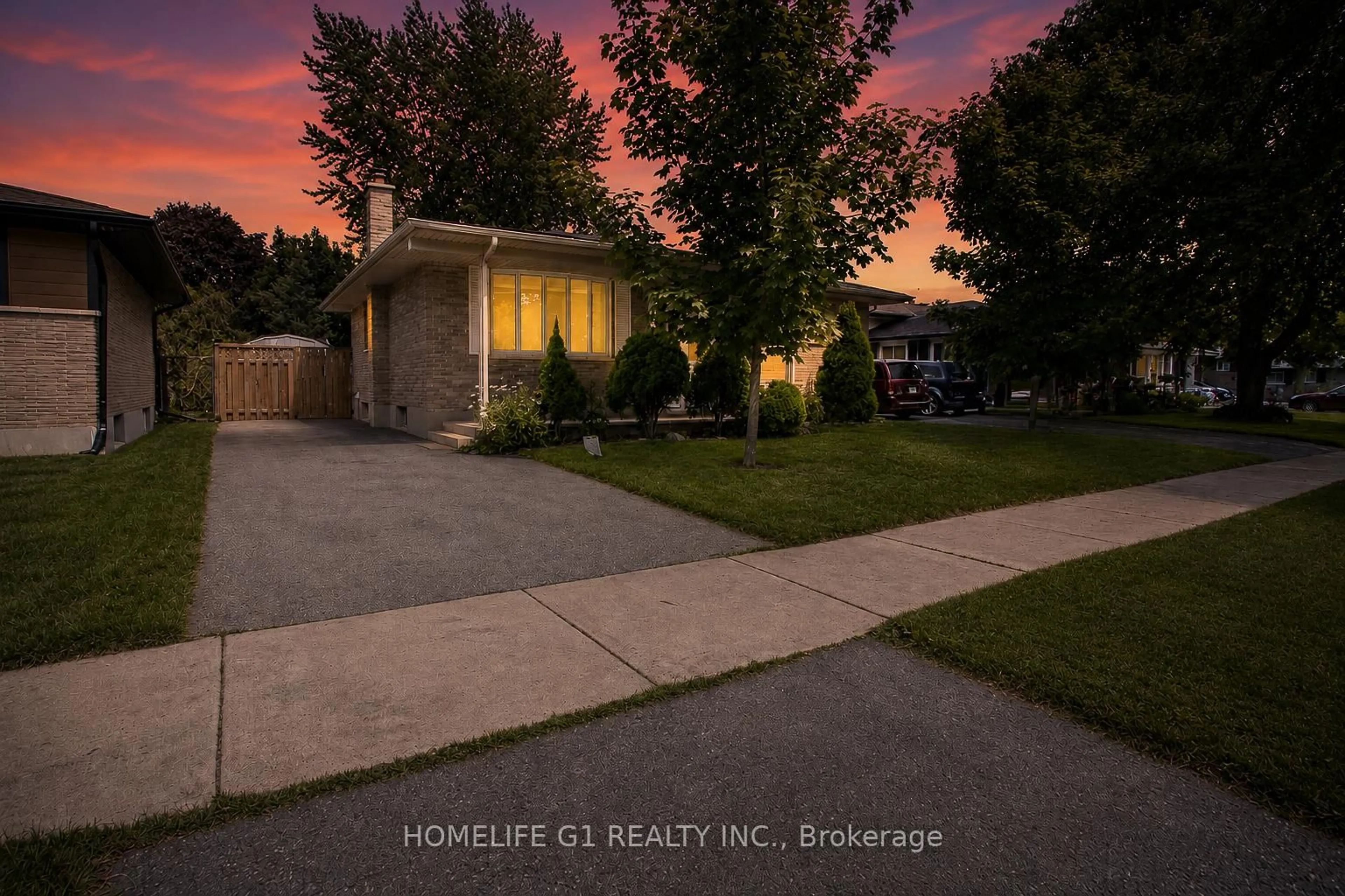 A pic from outside/outdoor area/front of a property/back of a property/a pic from drone, street for 409 Hudson Dr, London East Ontario N5V 1E7