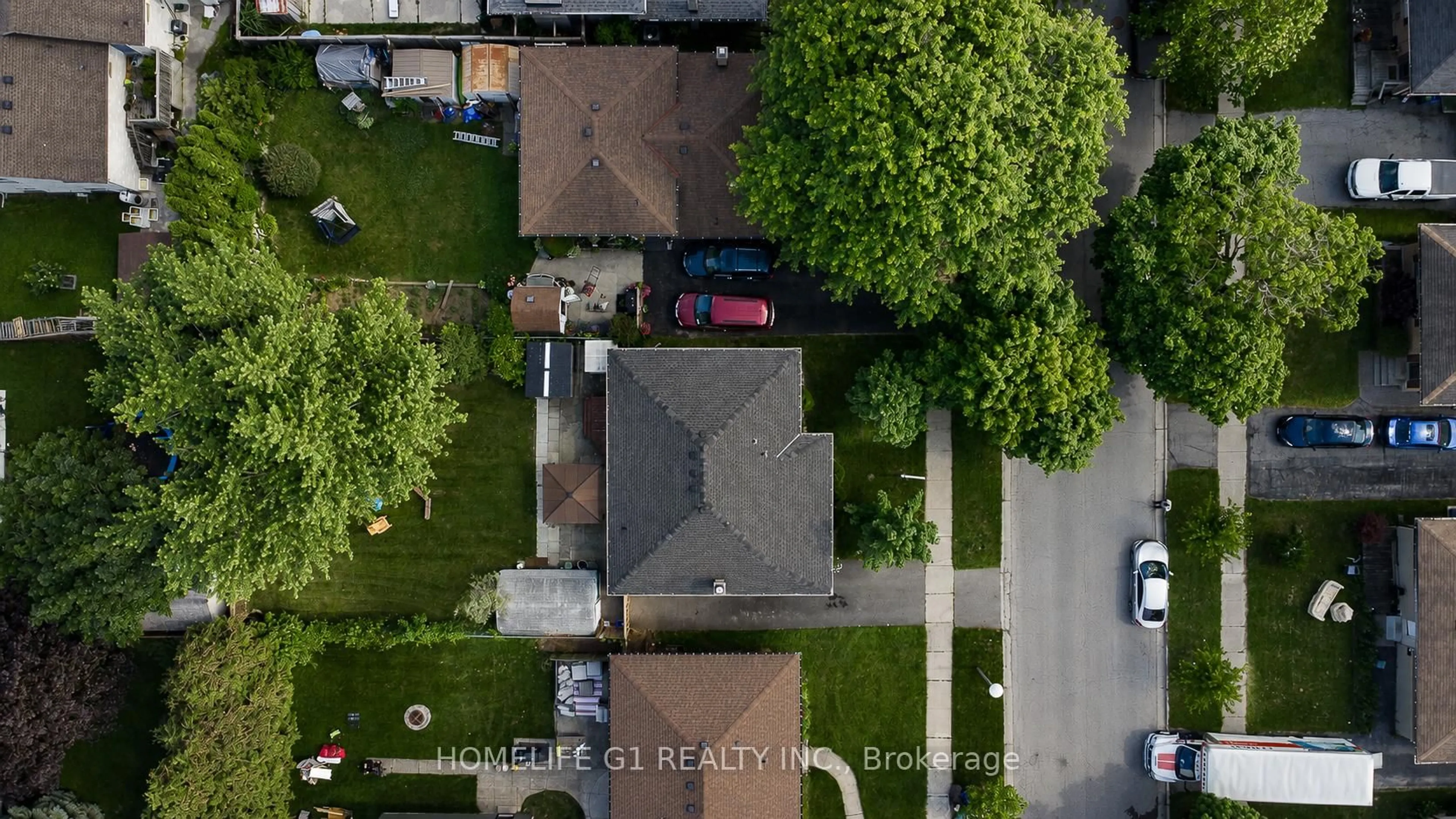 A pic from outside/outdoor area/front of a property/back of a property/a pic from drone, street for 409 Hudson Dr, London East Ontario N5V 1E7