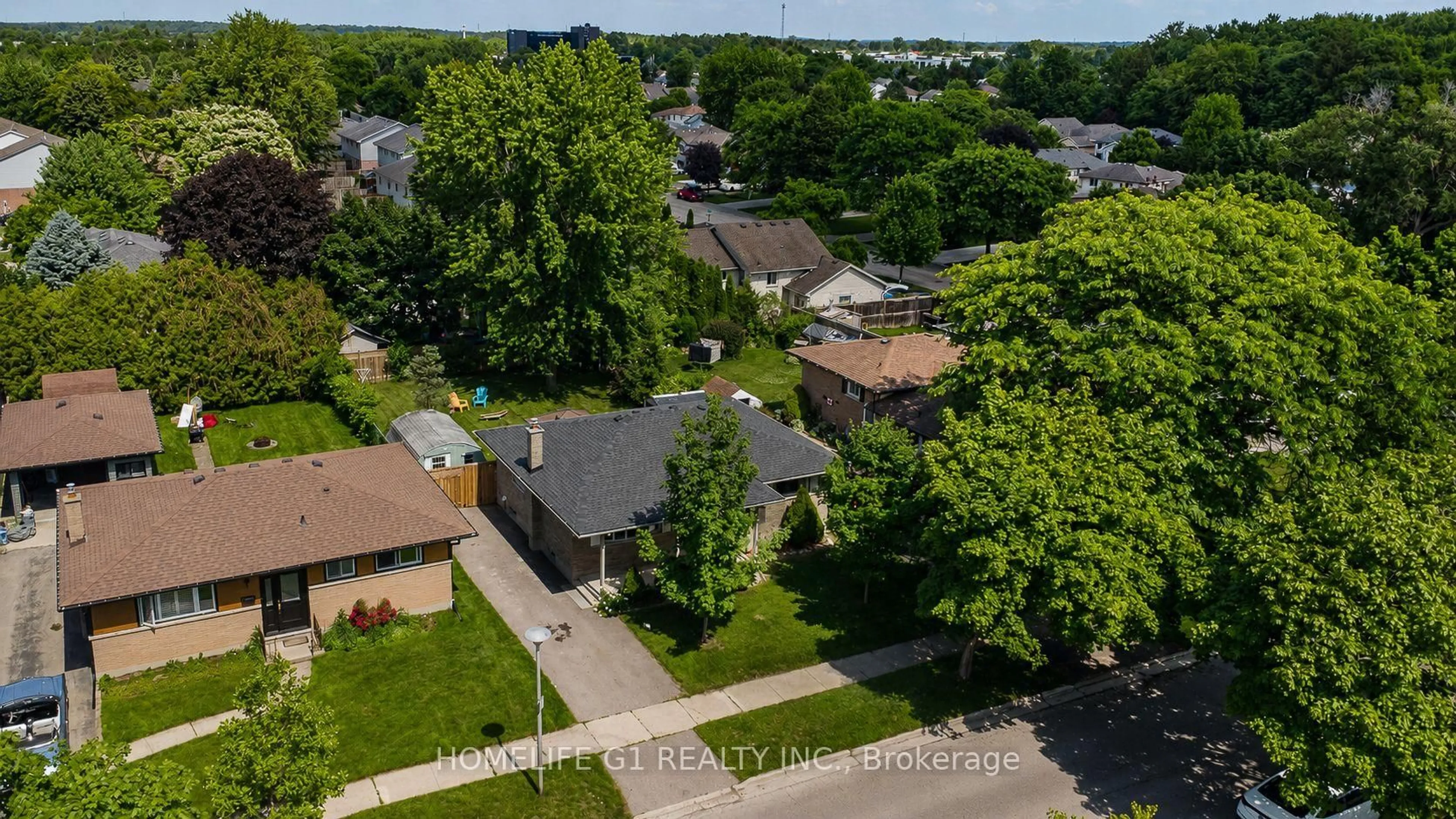 A pic from outside/outdoor area/front of a property/back of a property/a pic from drone, street for 409 Hudson Dr, London East Ontario N5V 1E7