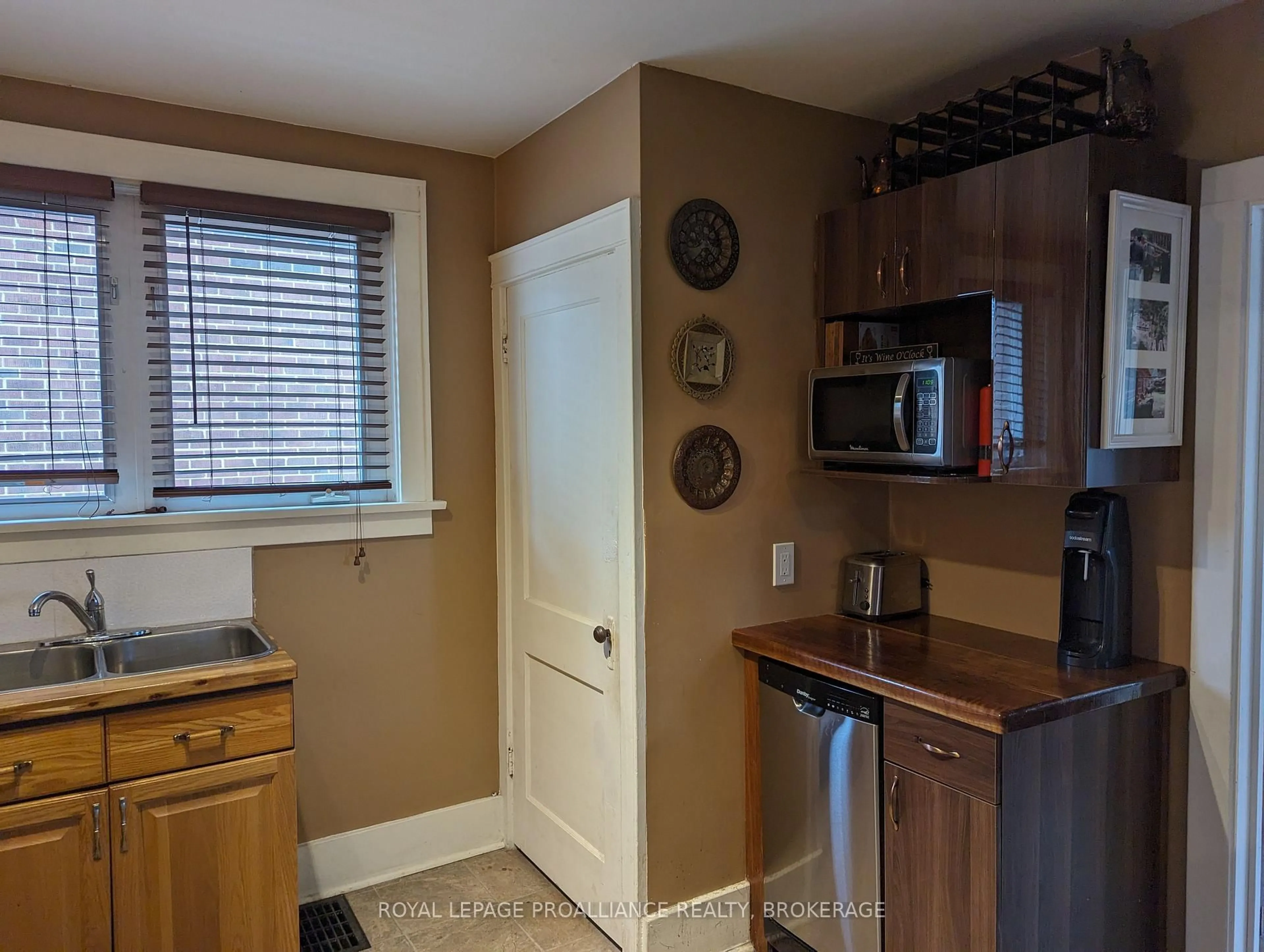 Standard kitchen, unknown for 51 Dundas St, Kingston Ontario K7L 1N4