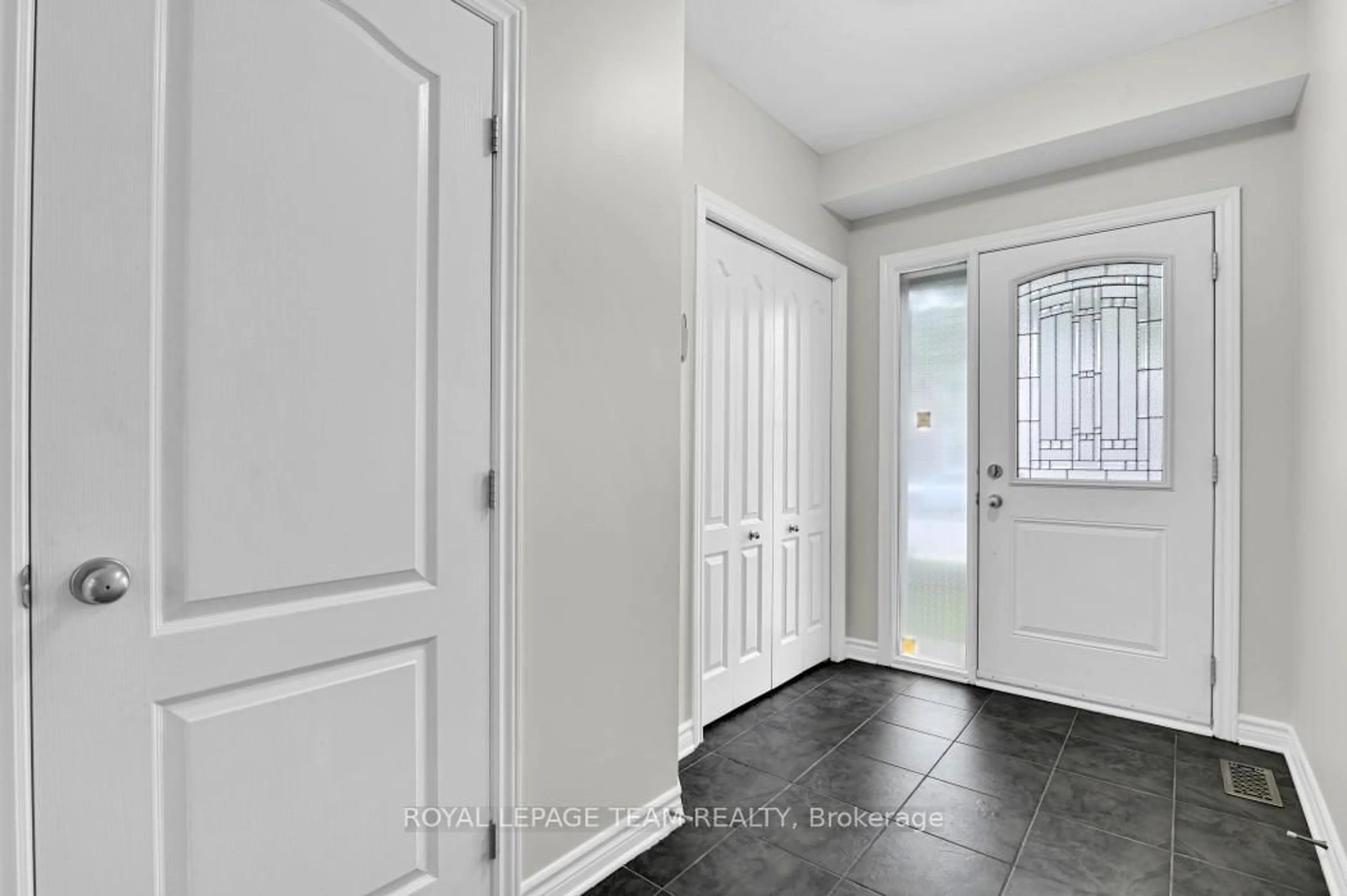 Indoor entryway for 87 SELHURST Ave, Ottawa Ontario K2G 7C9