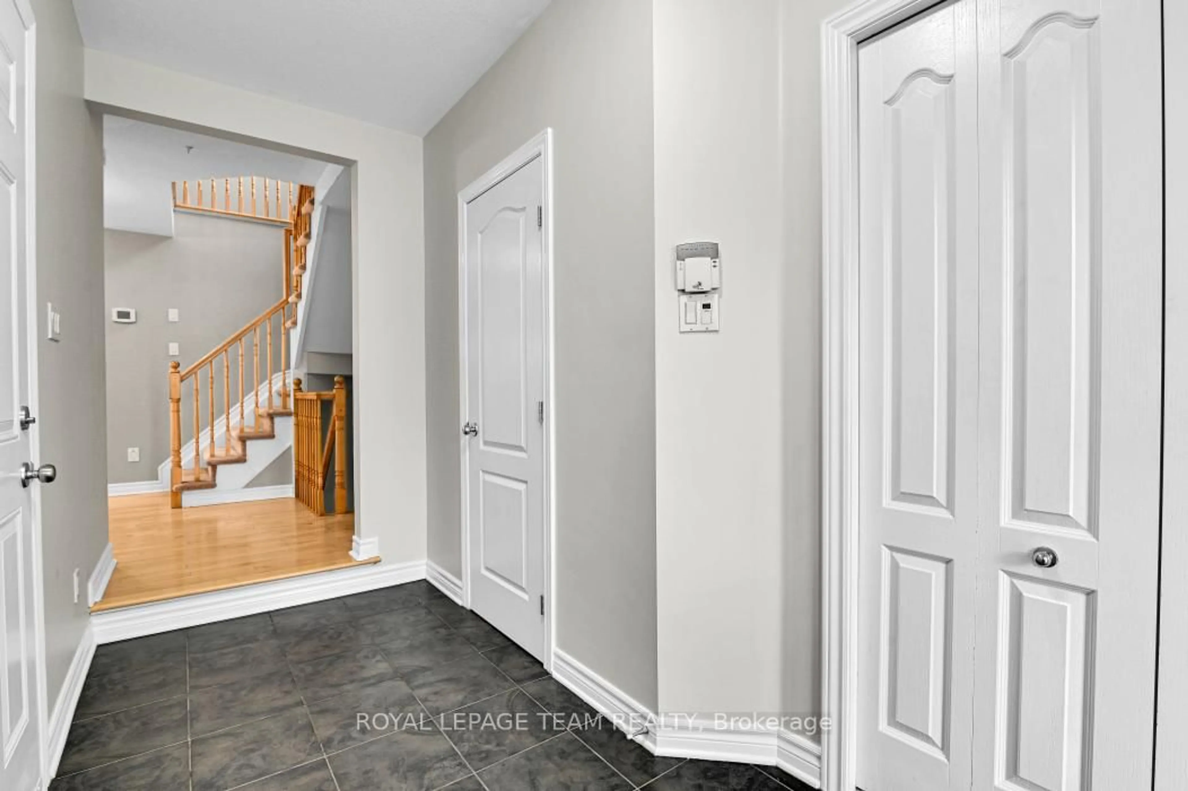 Indoor entryway for 87 SELHURST Ave, Ottawa Ontario K2G 7C9