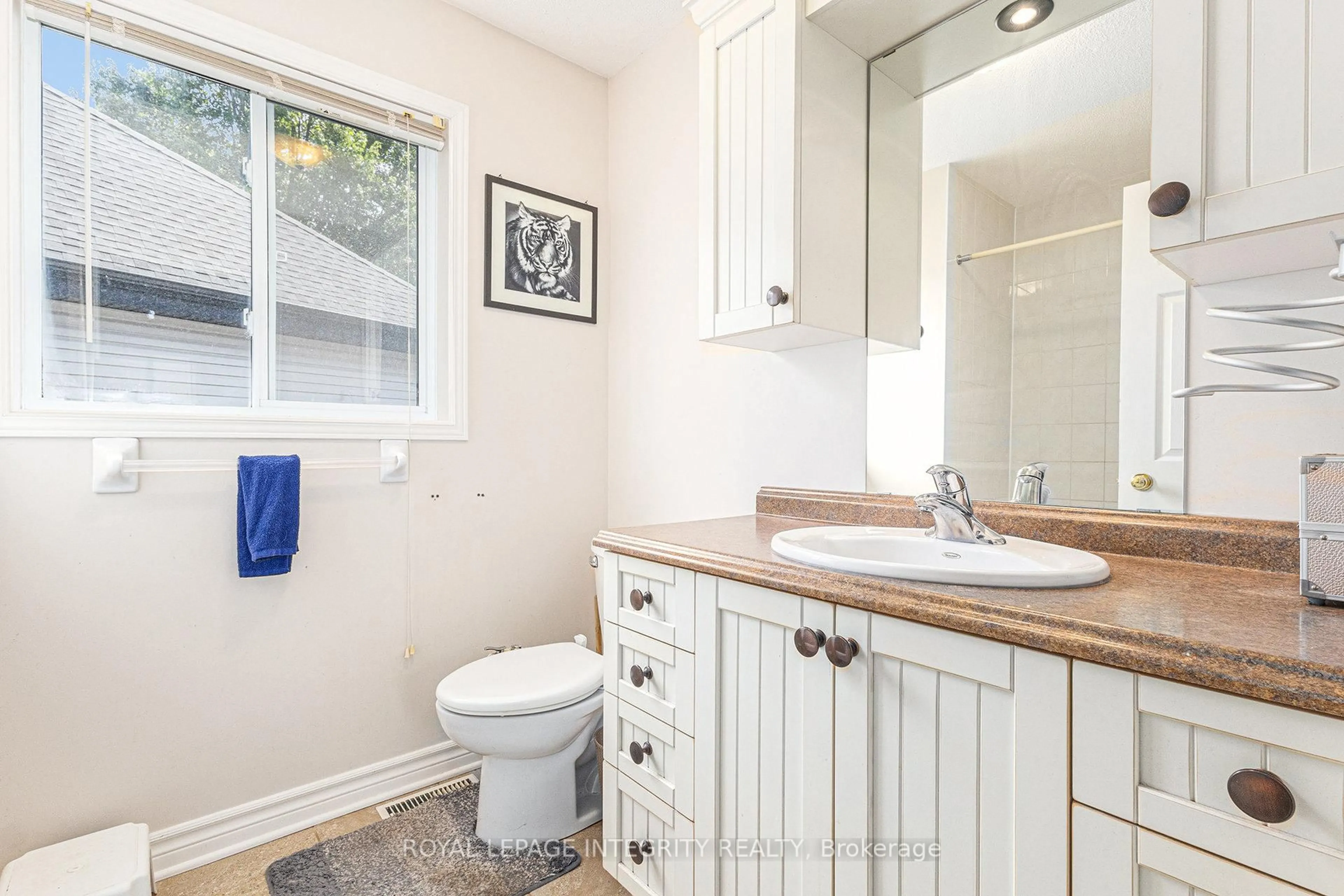 Standard bathroom, ceramic/tile floor for 1100 Trillium Pl, Clarence-Rockland Ontario K4K 1T1