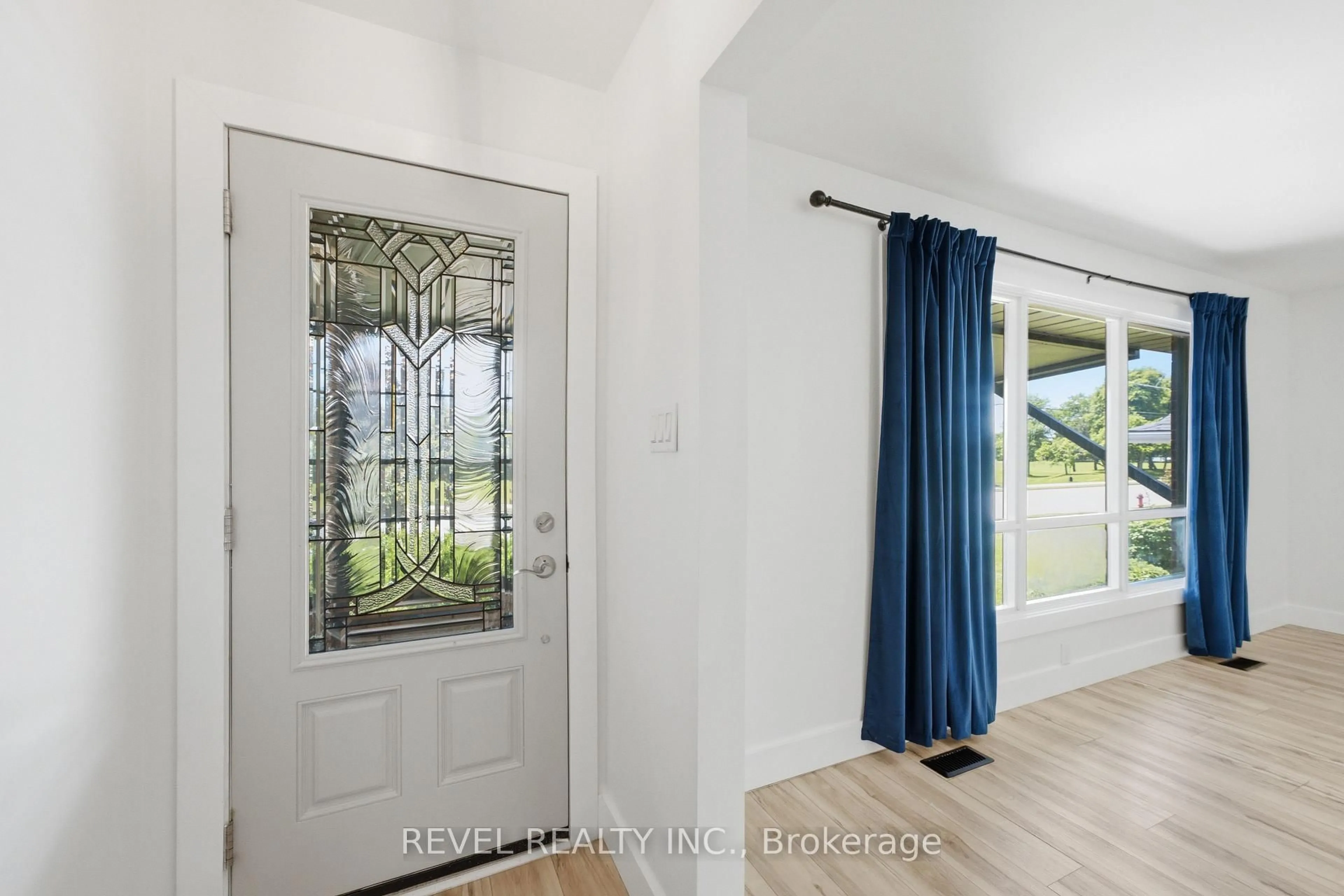 Indoor entryway for 1141 Mohawk Rd, Hamilton Ontario L8T 2S4