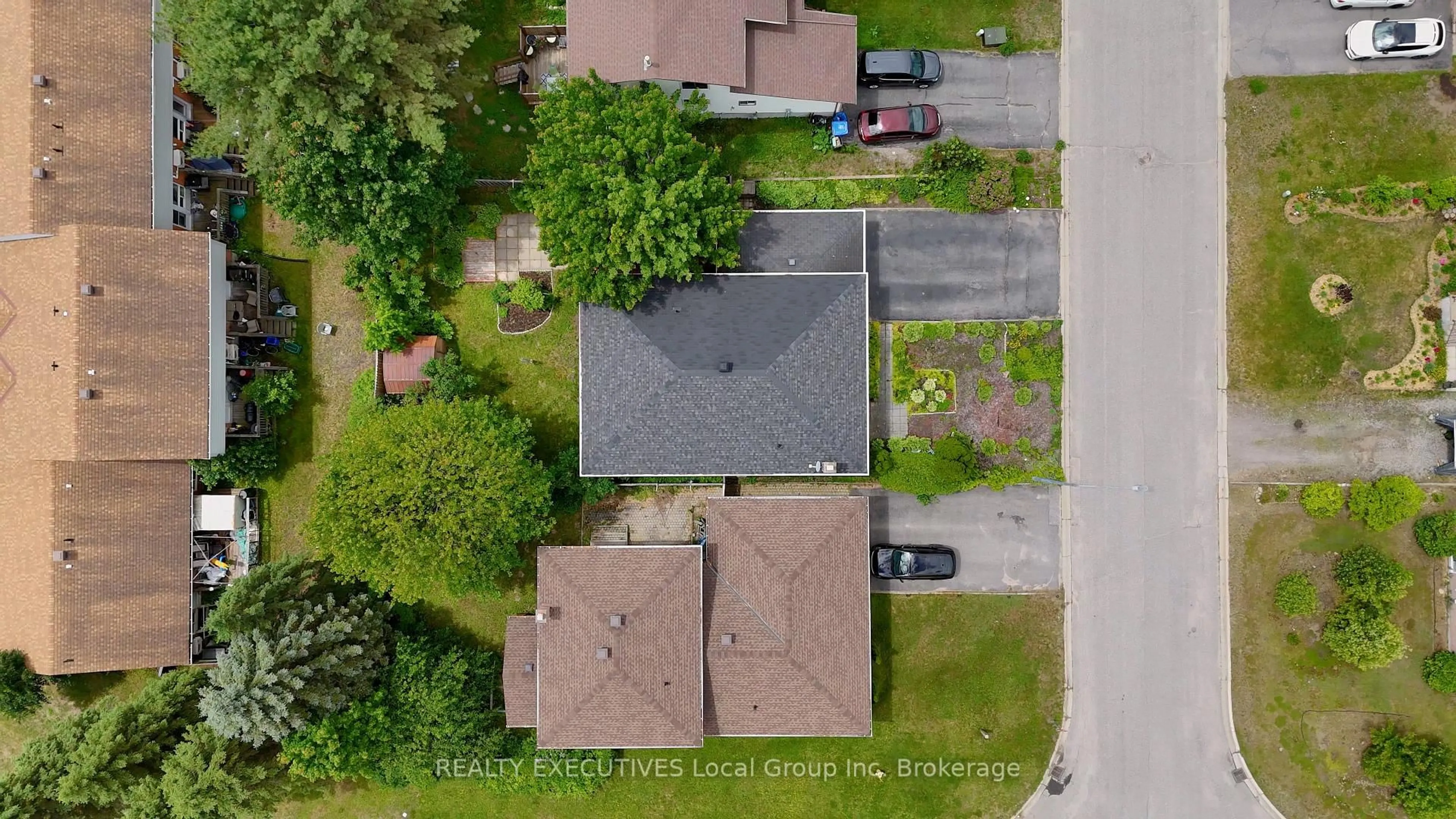 A pic from outside/outdoor area/front of a property/back of a property/a pic from drone, street for 669 BROMLEY Ave, North Bay Ontario P1B 9H9