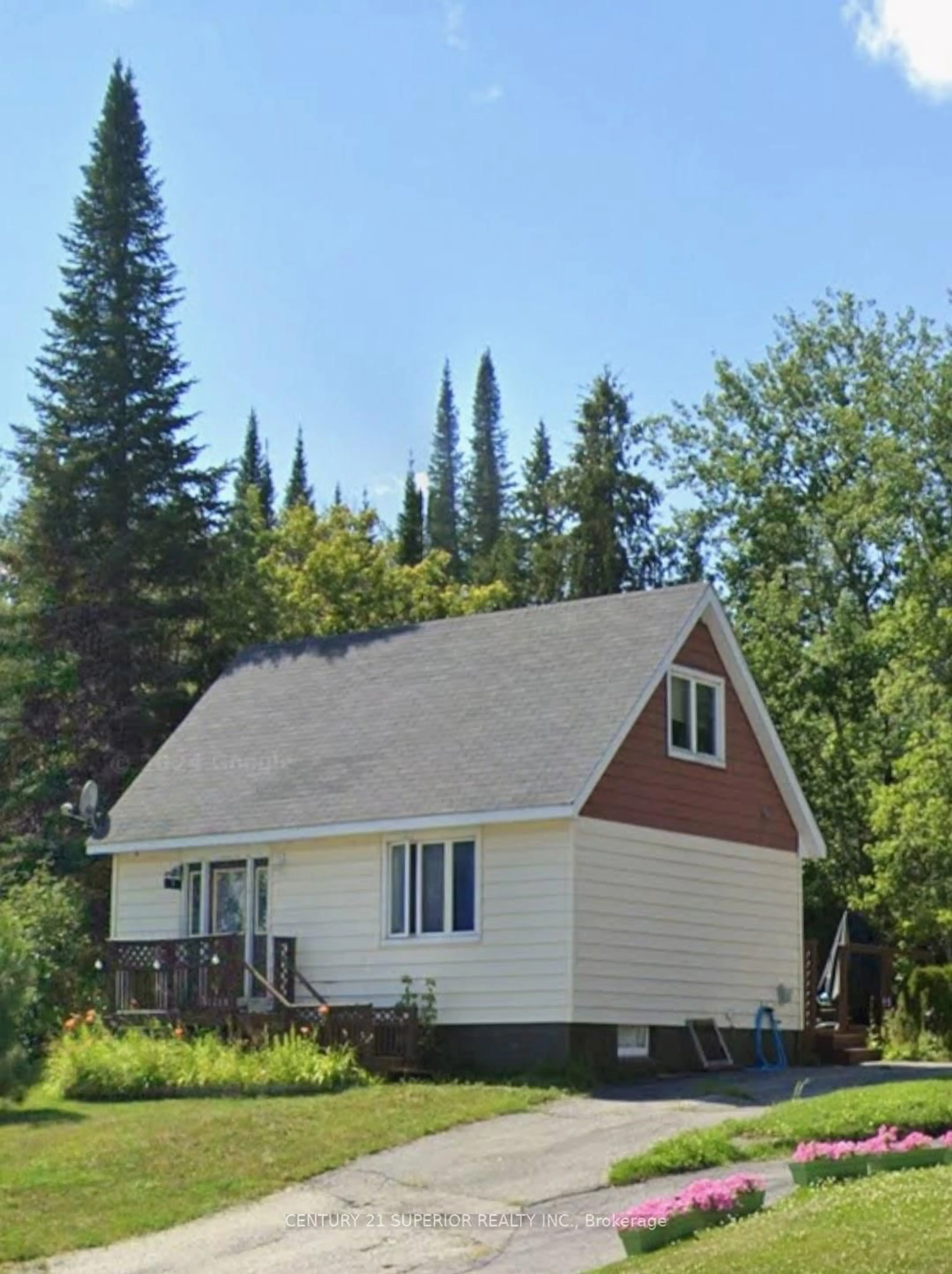 Home with vinyl exterior material, unknown for 7 Essa Place, Manitouwadge Ontario P0T 2C0