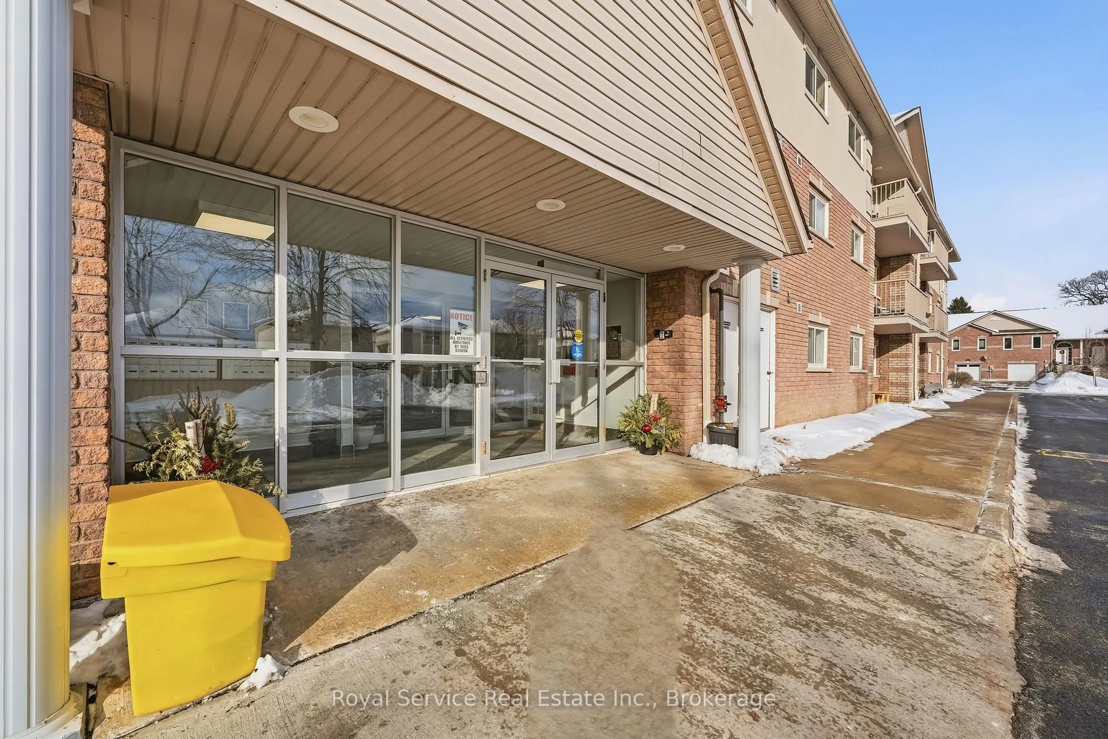 Indoor foyer for 841 Battell St #304, Cobourg Ontario K9A 0B9