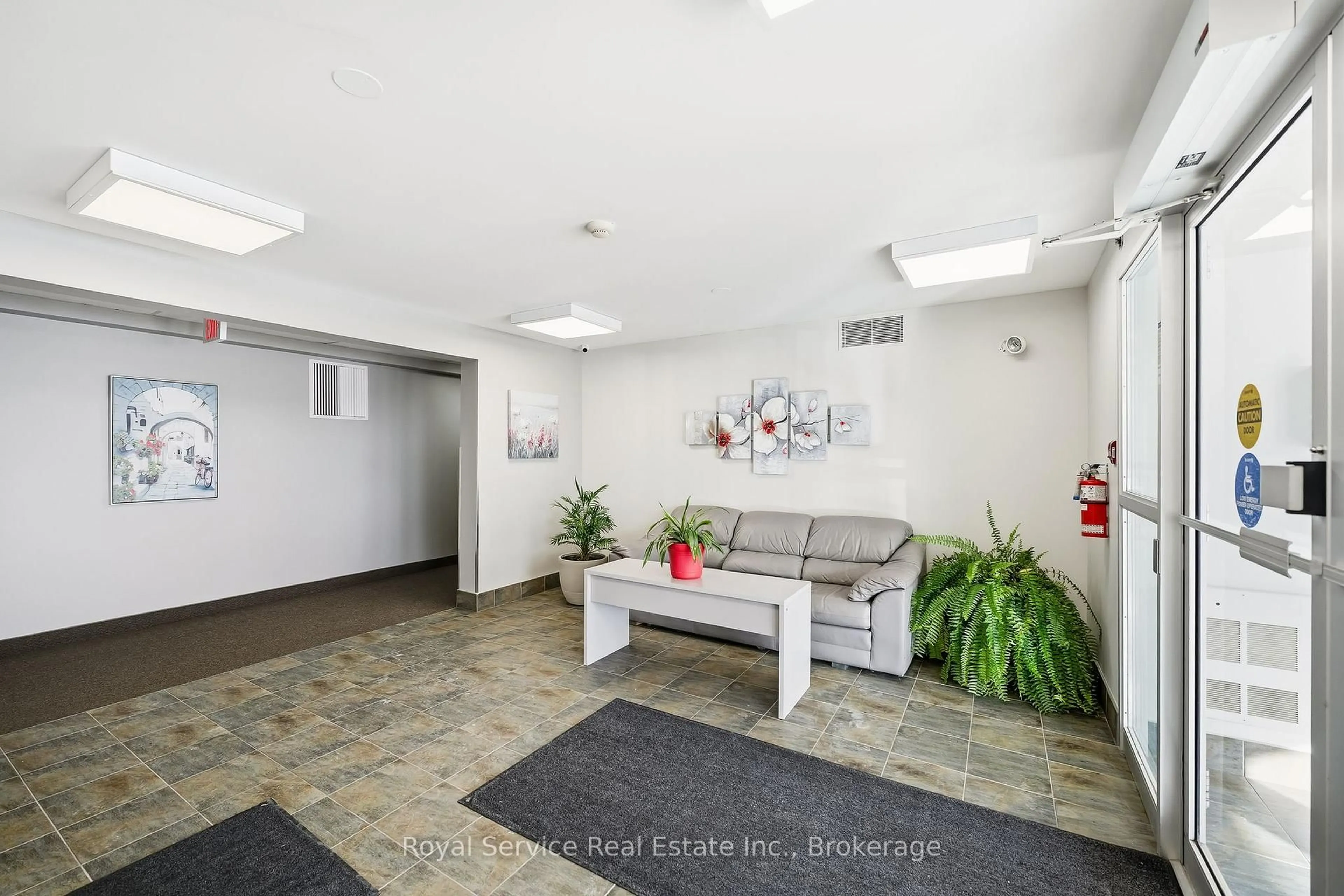 Indoor foyer for 841 Battell St #304, Cobourg Ontario K9A 0B9