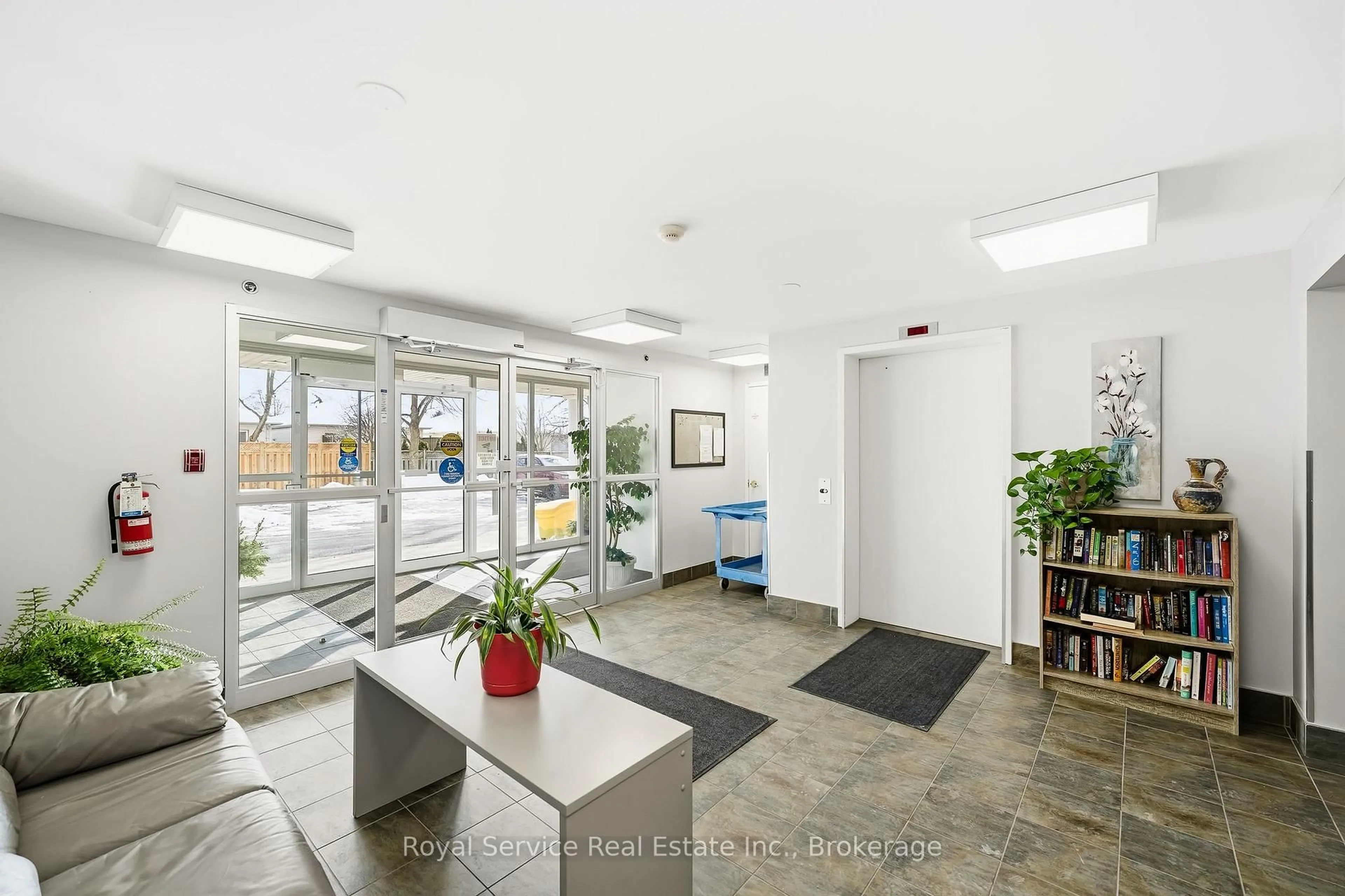 Indoor foyer for 841 Battell St #304, Cobourg Ontario K9A 0B9