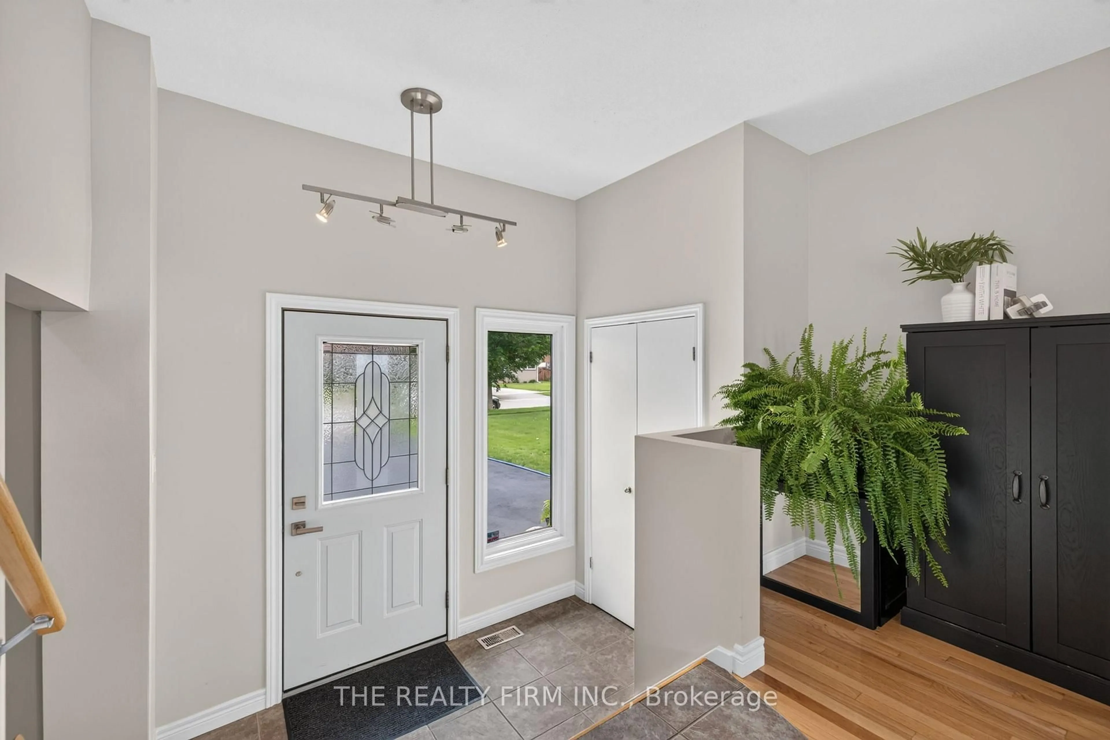Indoor entryway for 226 Rainbow Ave, London East Ontario N5W 4W1