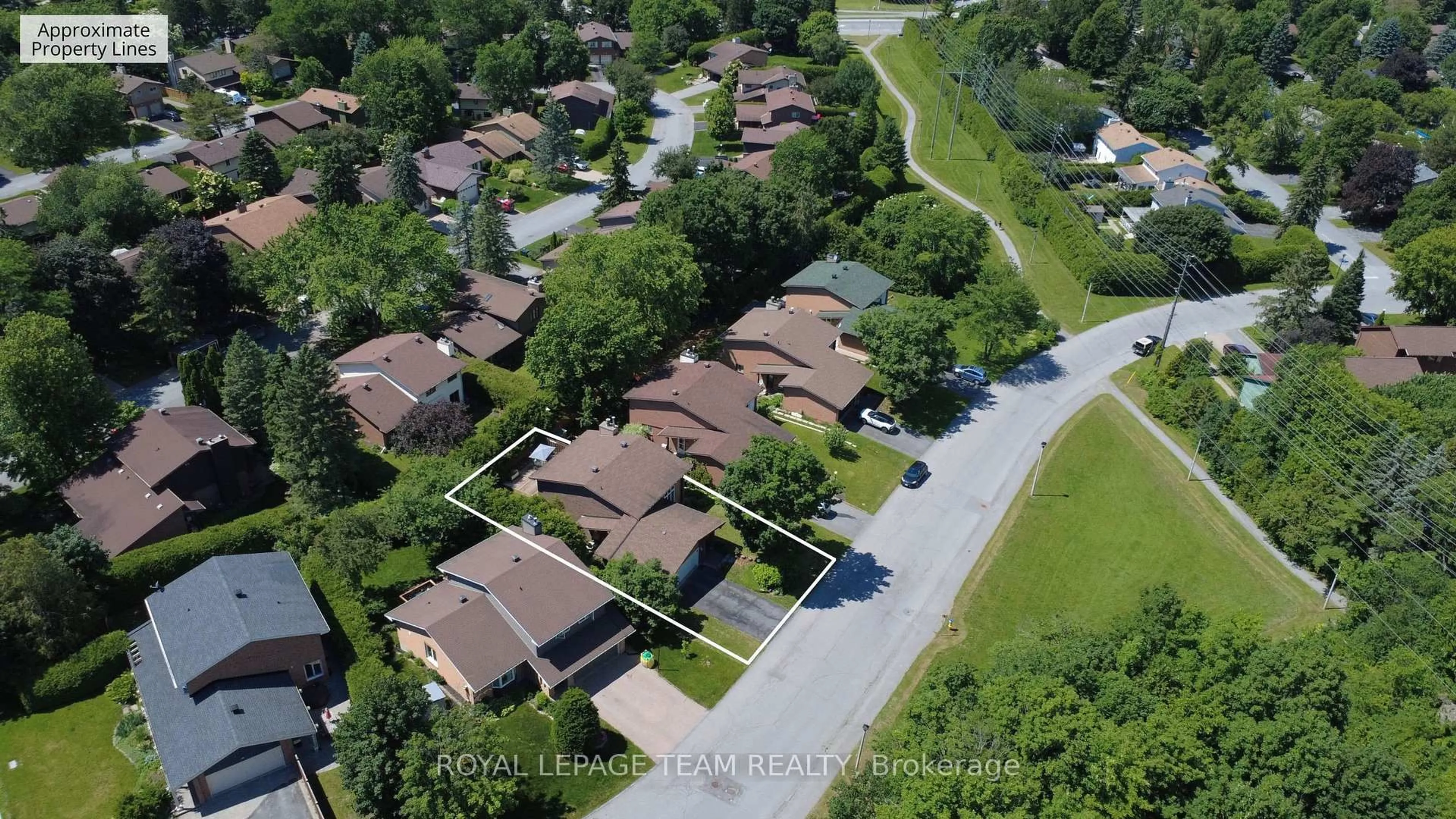 A pic from outside/outdoor area/front of a property/back of a property/a pic from drone, street for 66 Beaufort Dr, Kanata Ontario K2L 2G3