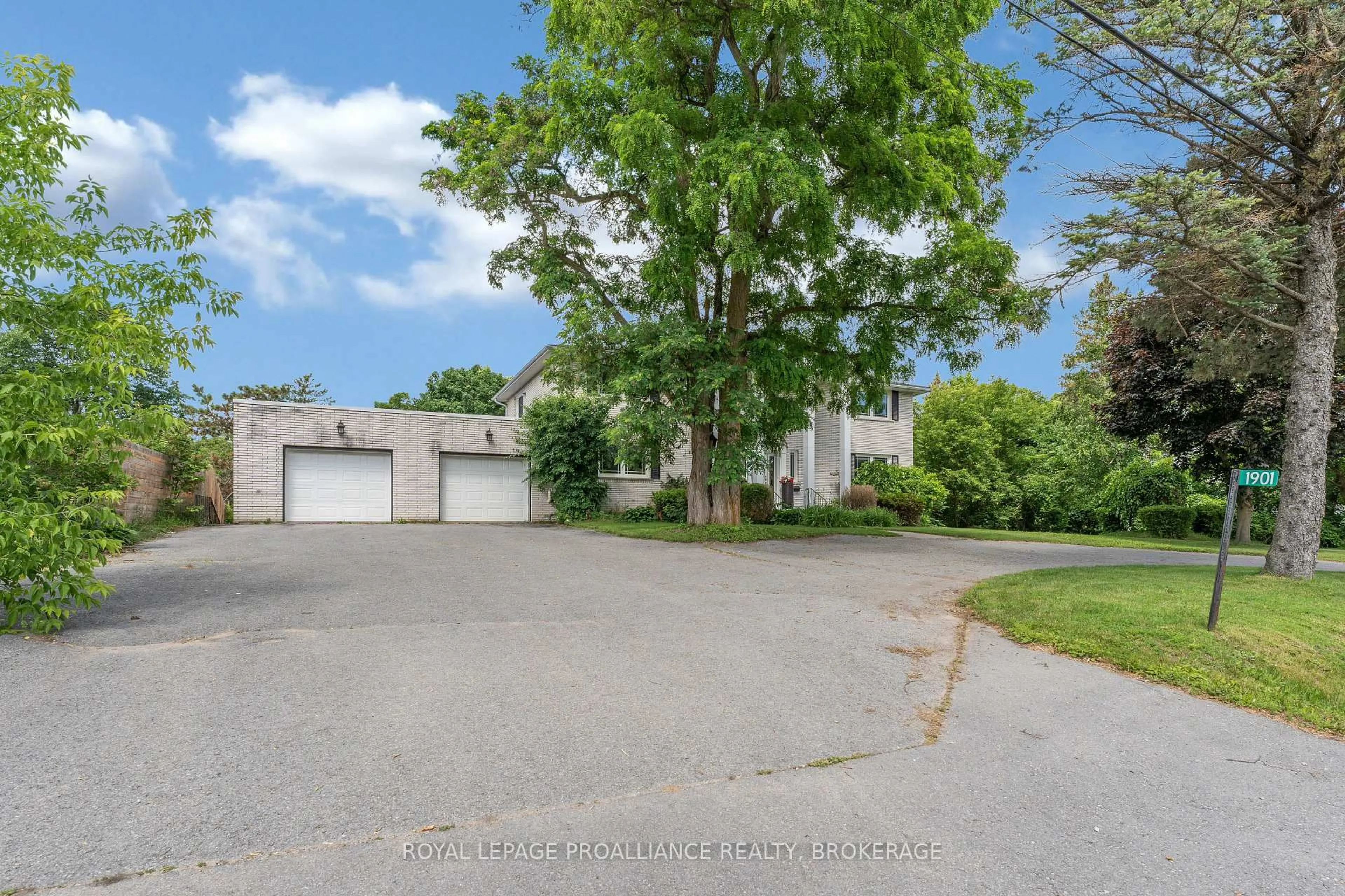 A pic from outside/outdoor area/front of a property/back of a property/a pic from drone, street for 1901 Sydenham Rd, Kingston Ontario K7L 4V4