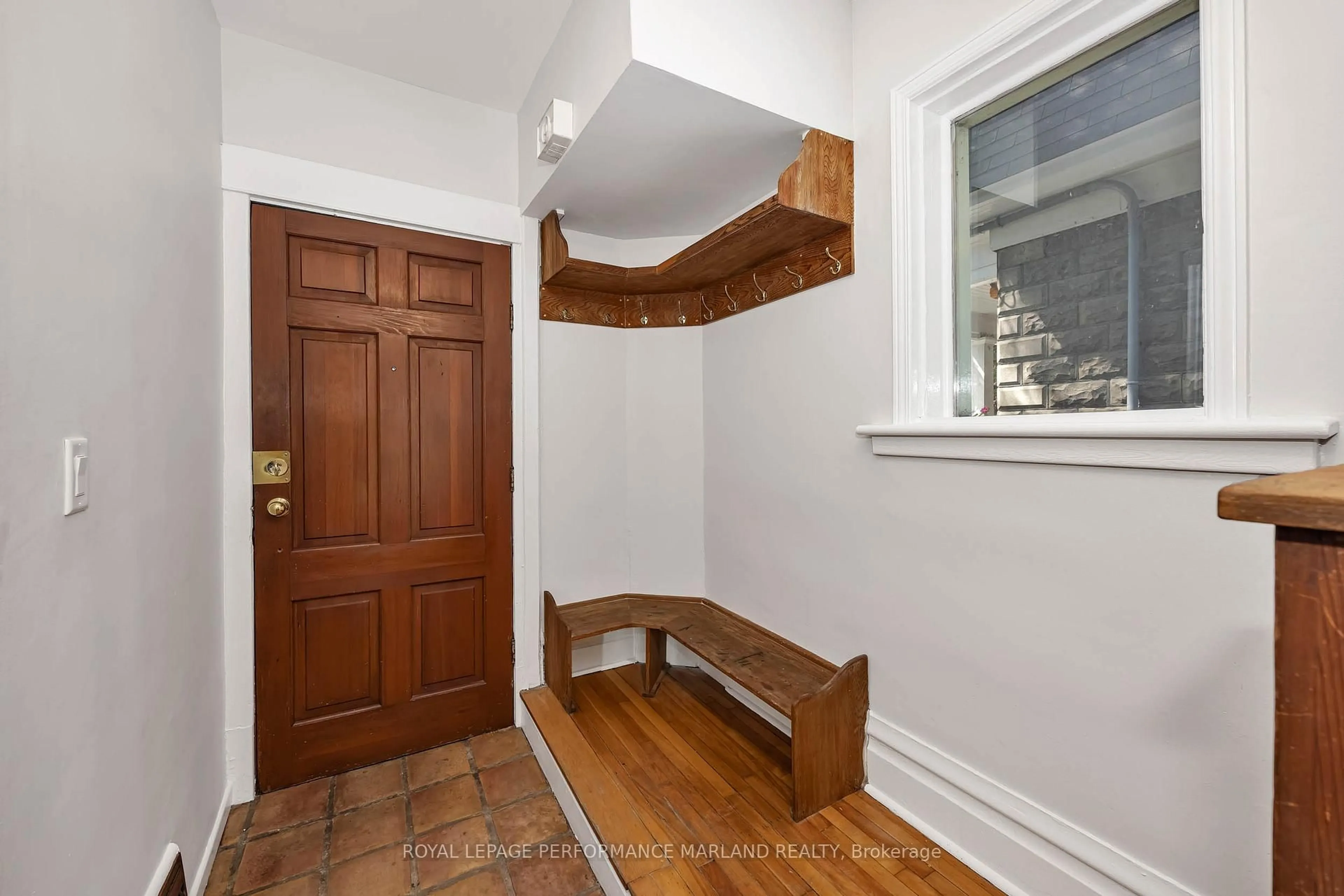 Indoor entryway for 89 Fentiman Ave, Ottawa Ontario K1S 0T7