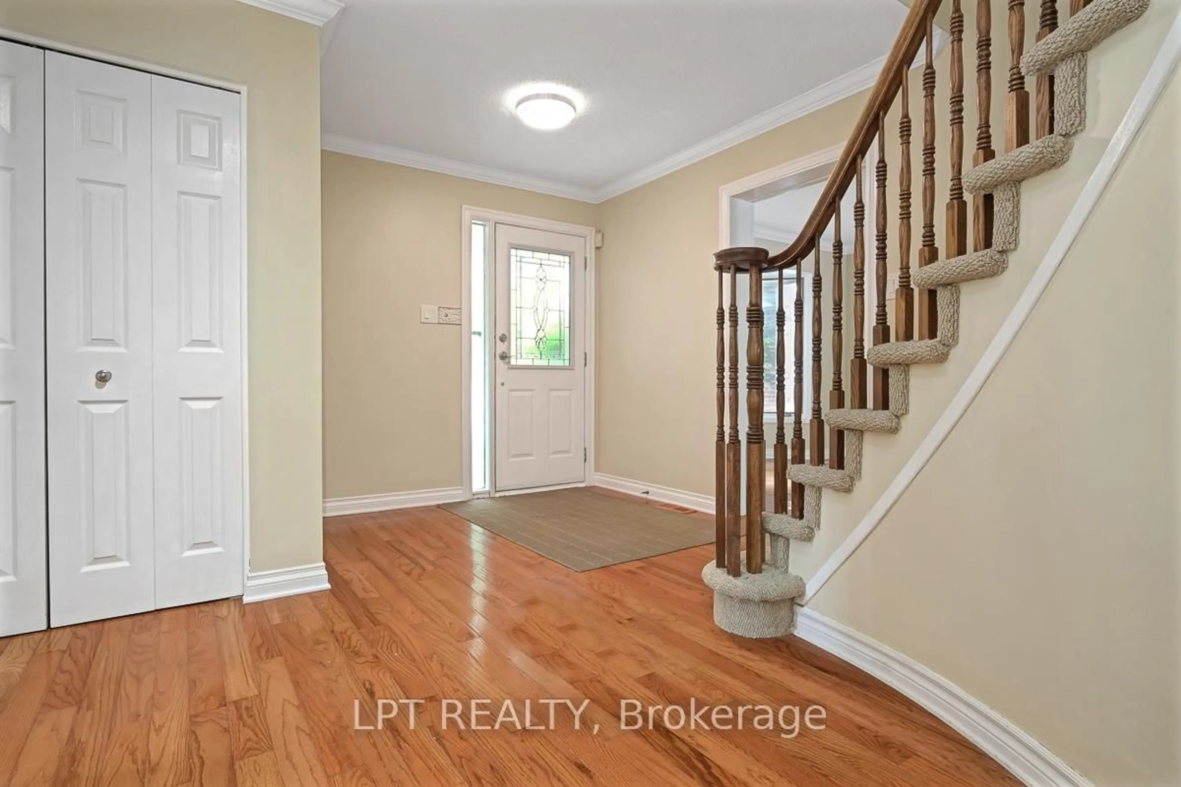Indoor entryway for 61 Shetland Way, Ottawa Ontario K2M 1S4