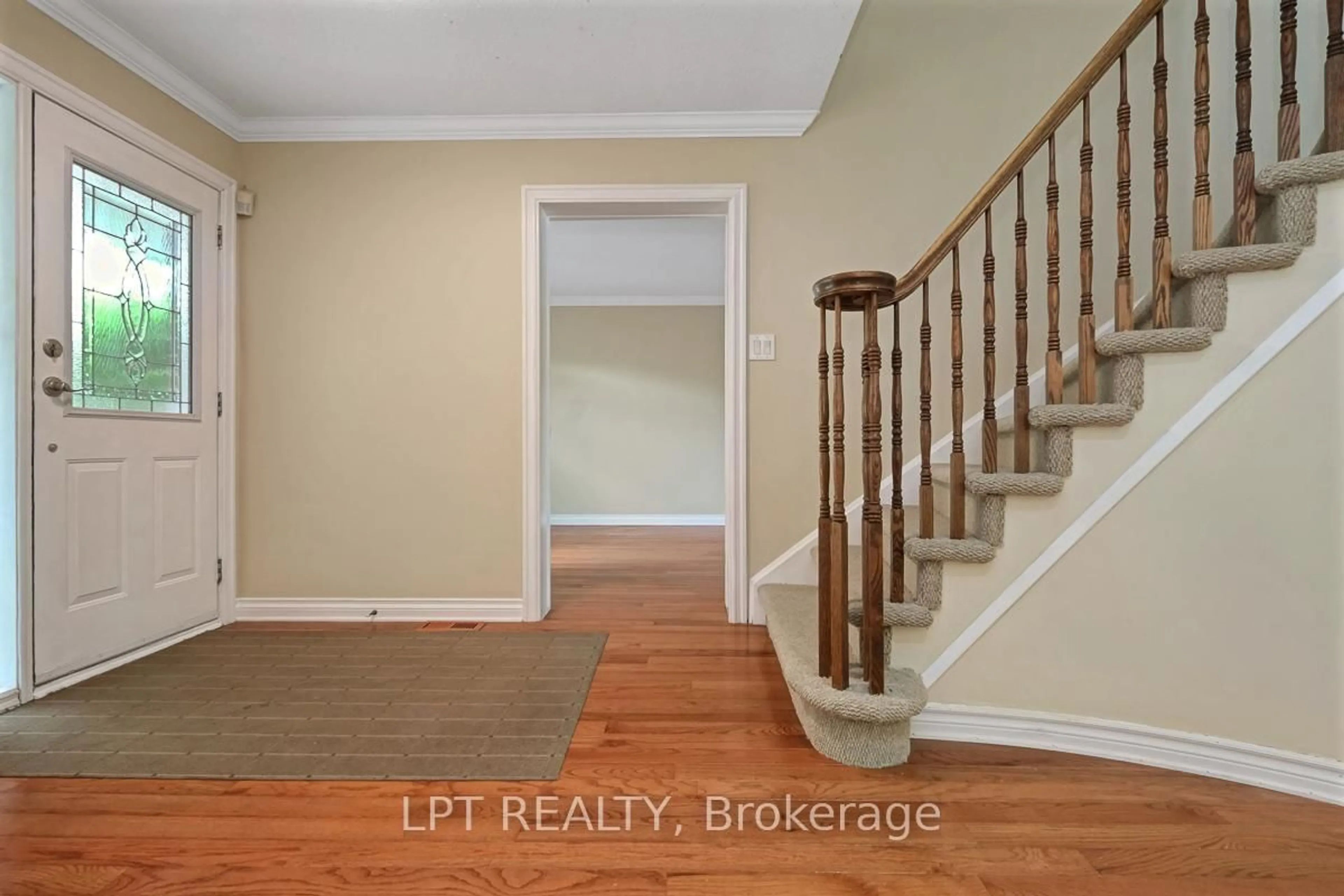Indoor entryway for 61 Shetland Way, Ottawa Ontario K2M 1S4
