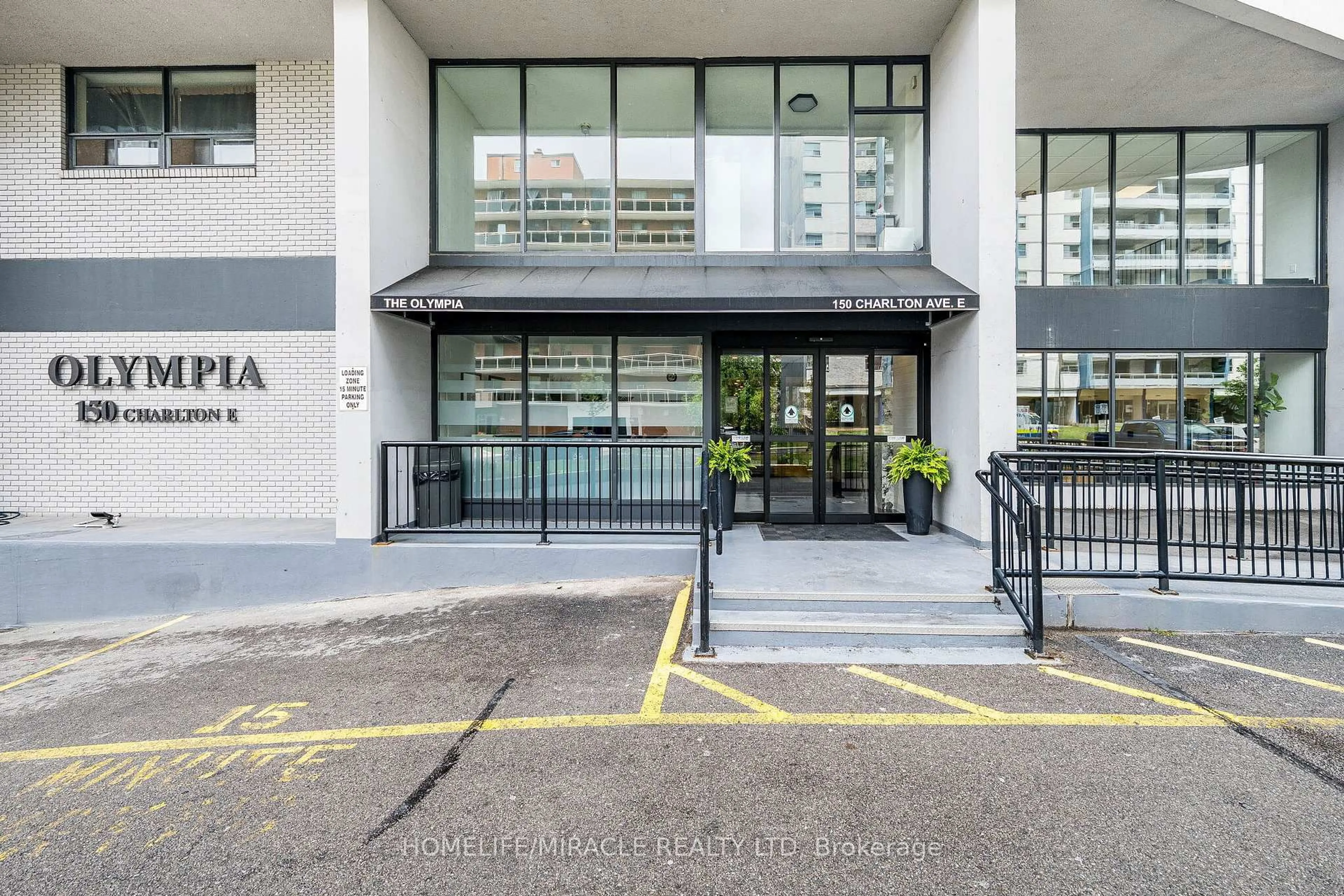 Indoor foyer for 150 Charlton Ave #1408, Hamilton Ontario L8N 3X3